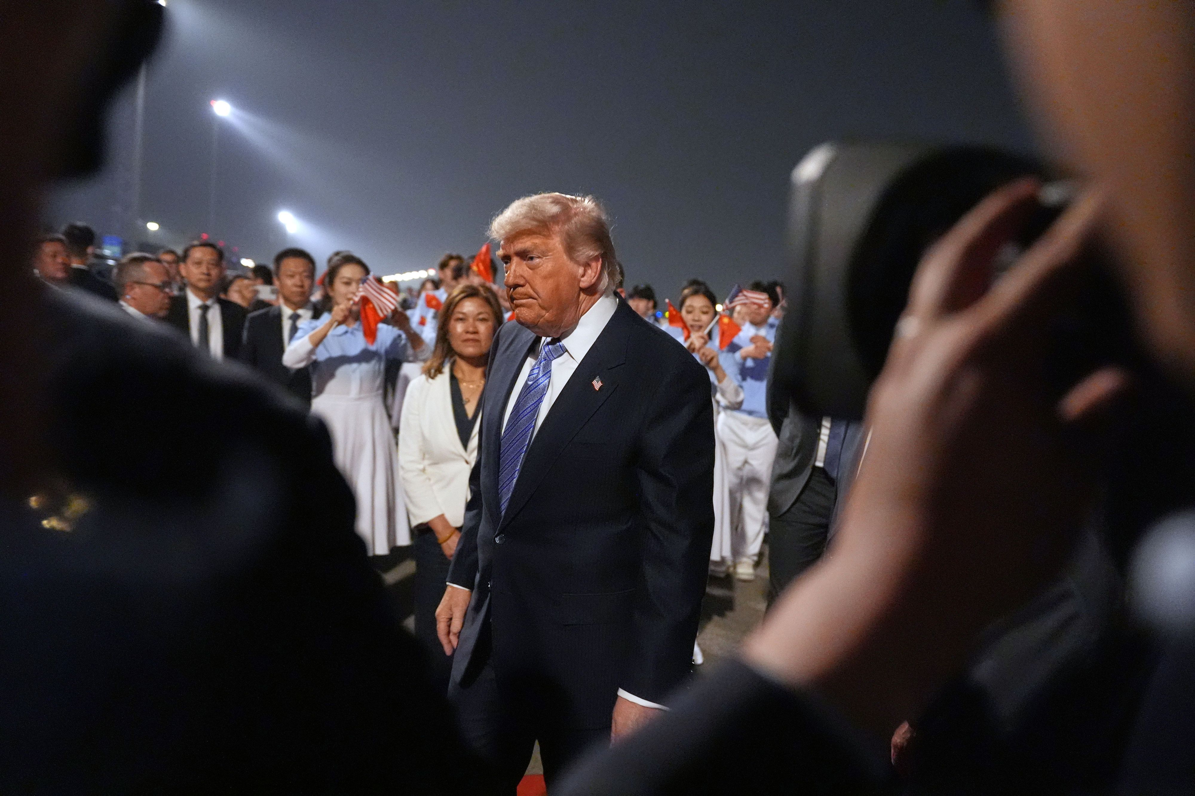 Donald Trump geht während einer Ankunftszeremonie auf dem Beijing Capital International Airport in Peking.