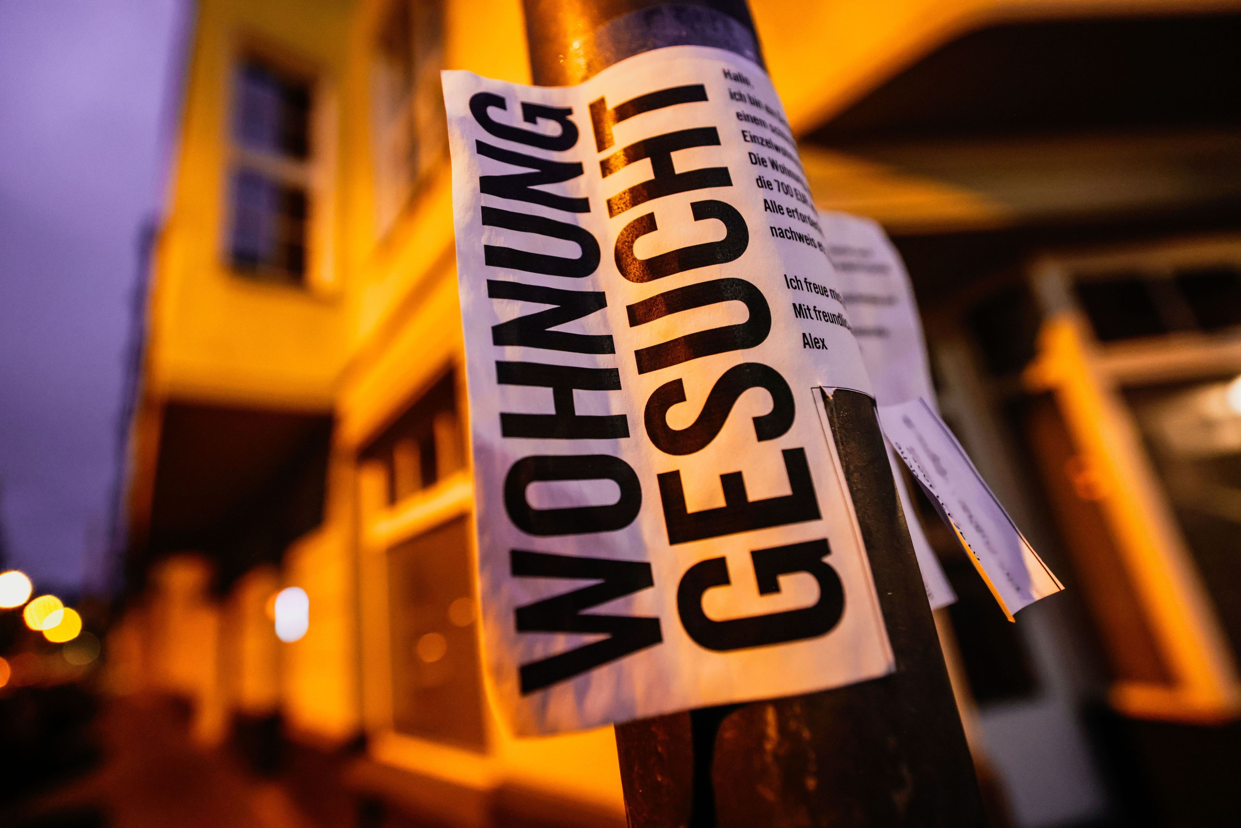 12.04.2024, Nordrhein-Westfalen, Köln: Ein Zettel mit der Aufschrift „Wohnung gesucht“ hängt vor Wohnhäusern. (zu dpa: «Frust um Wohnraum: Großstadtmieten schrecken Berufstätige ab») Foto: Oliver Berg/dpa +++ dpa-Bildfunk +++