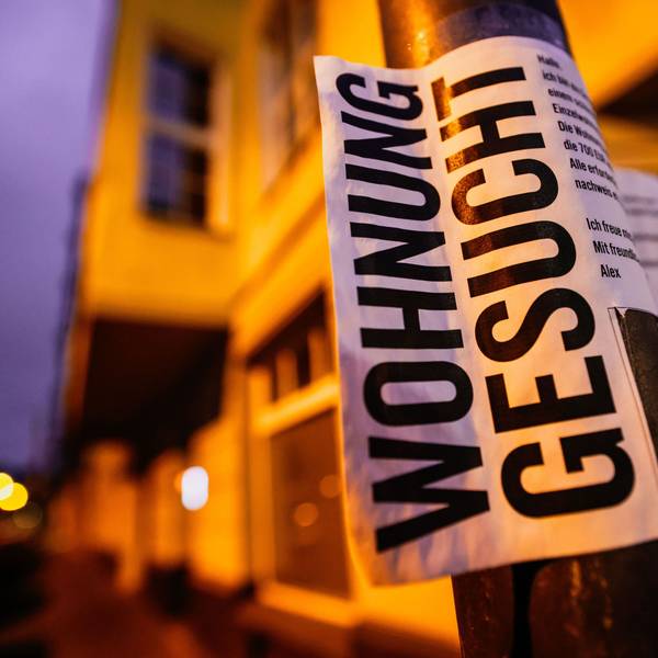 Köln: Ein Zettel mit der Aufschrift „Wohnung gesucht“ hängt vor Wohnhäusern. (Symbolbild)