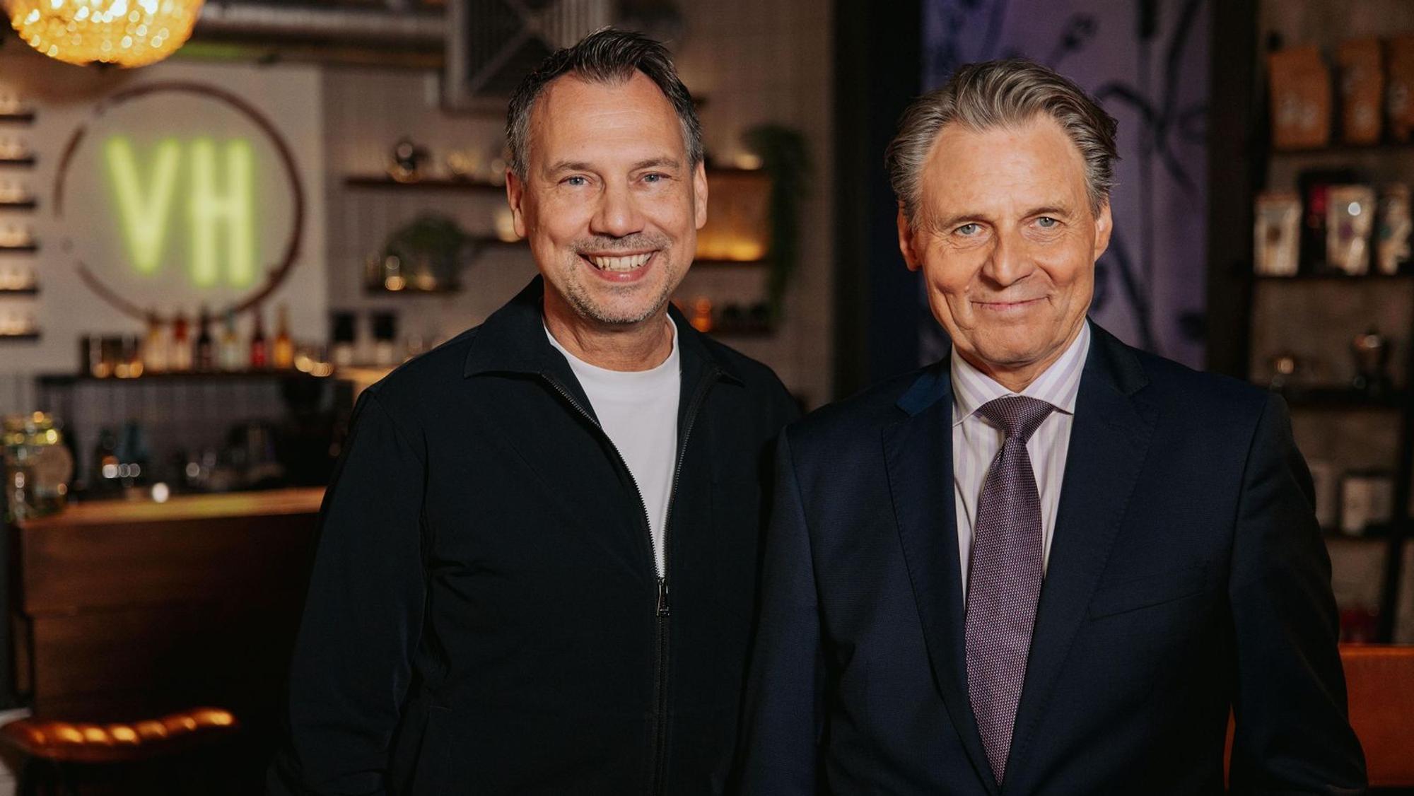 Bestsellerautor Sebastian Fitzek (links) und Schauspieler Wolfgang Bahro beim GZSZ-Dreh. (Bild: RTL / Anna Riedel)