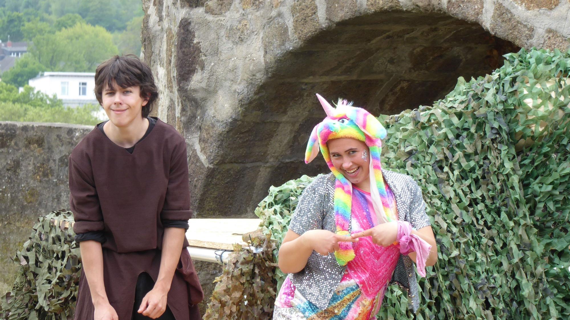 Robin Hood freut sich über das Treffen mit der aufgedrehten Marian.