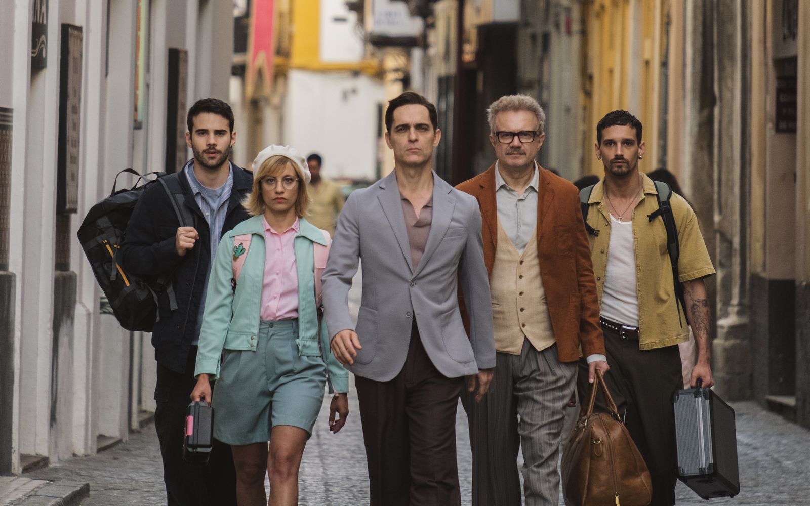 Wieder vereint für einen neuen Coup (von links): Roi (Julio Peña), Keila (Michelle Jenner), Berlin (Pedro Alonso), Damián (Tristán Ulloa) und Bruce (Joel Sánchez).  (Bild: Felipe Hernández/Netflix © 2025)