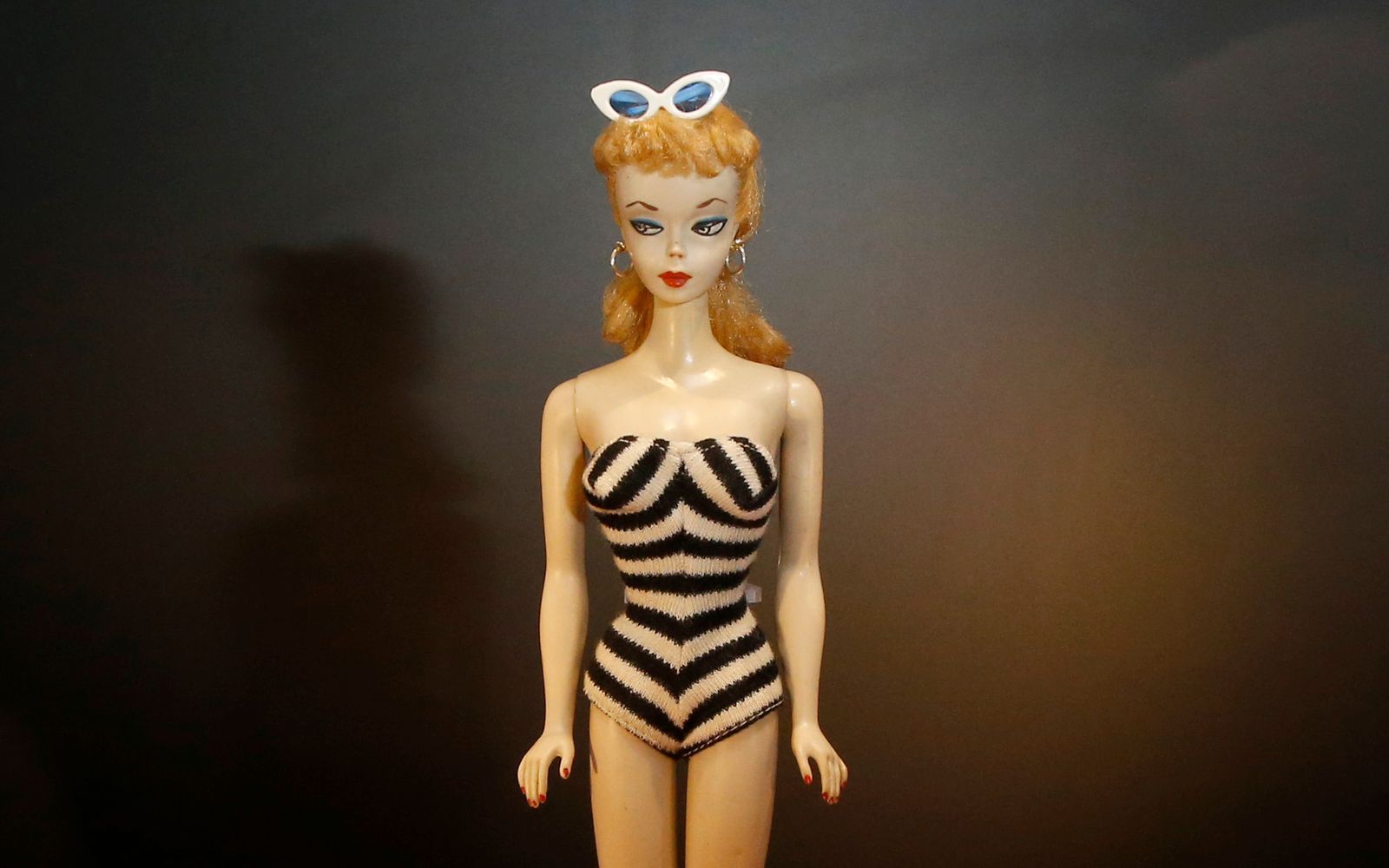 Das Original, die Nummer eins: 1959 kam die allererste Barbie auf den Markt, der Preis lag damals bei drei US-Dollar. 
 (Bild: Getty Images/Gabe Ginsberg)