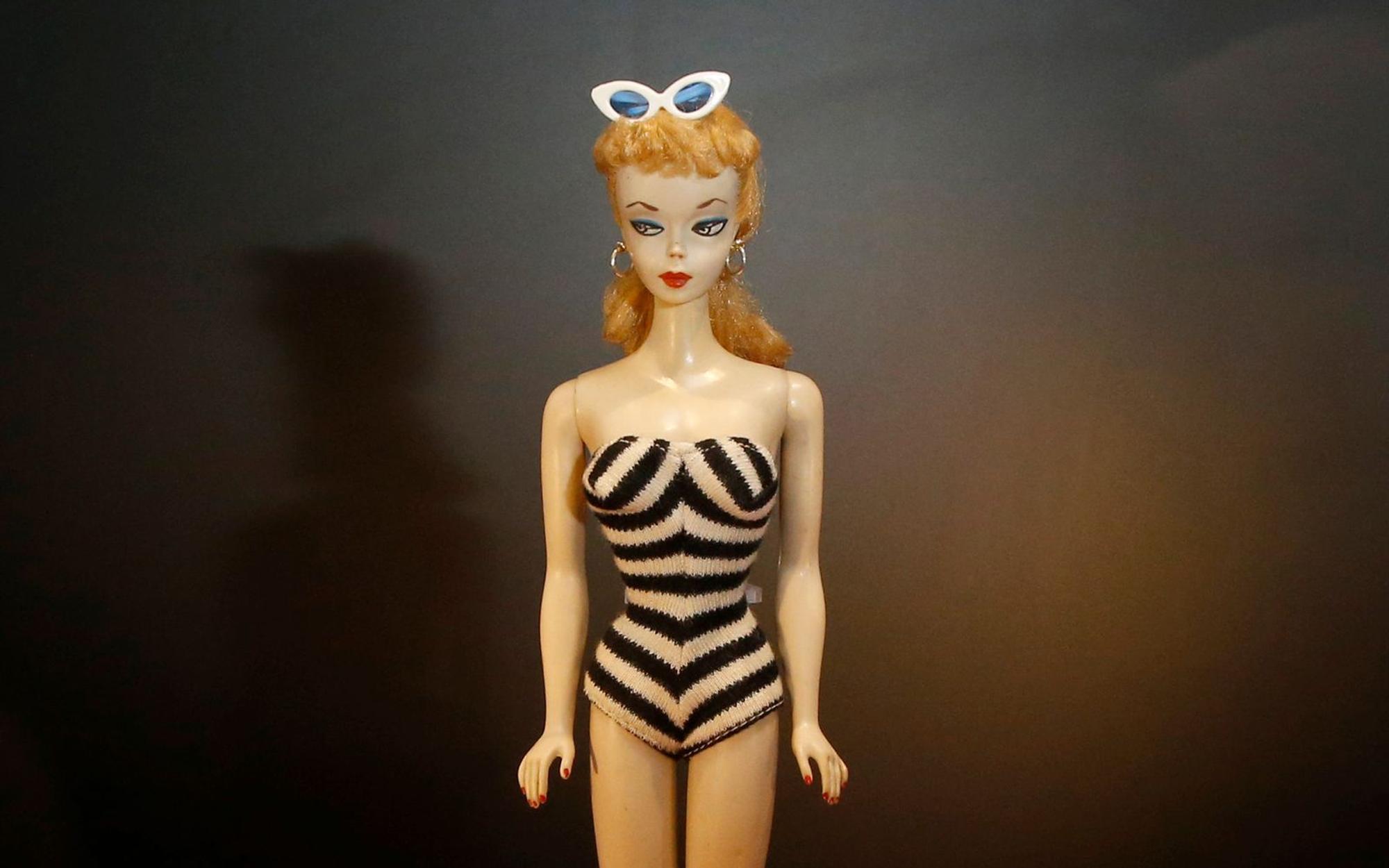 Das Original, die Nummer eins: 1959 kam die allererste Barbie auf den Markt, der Preis lag damals bei drei US-Dollar.
(Bild: Getty Images/Gabe Ginsberg)