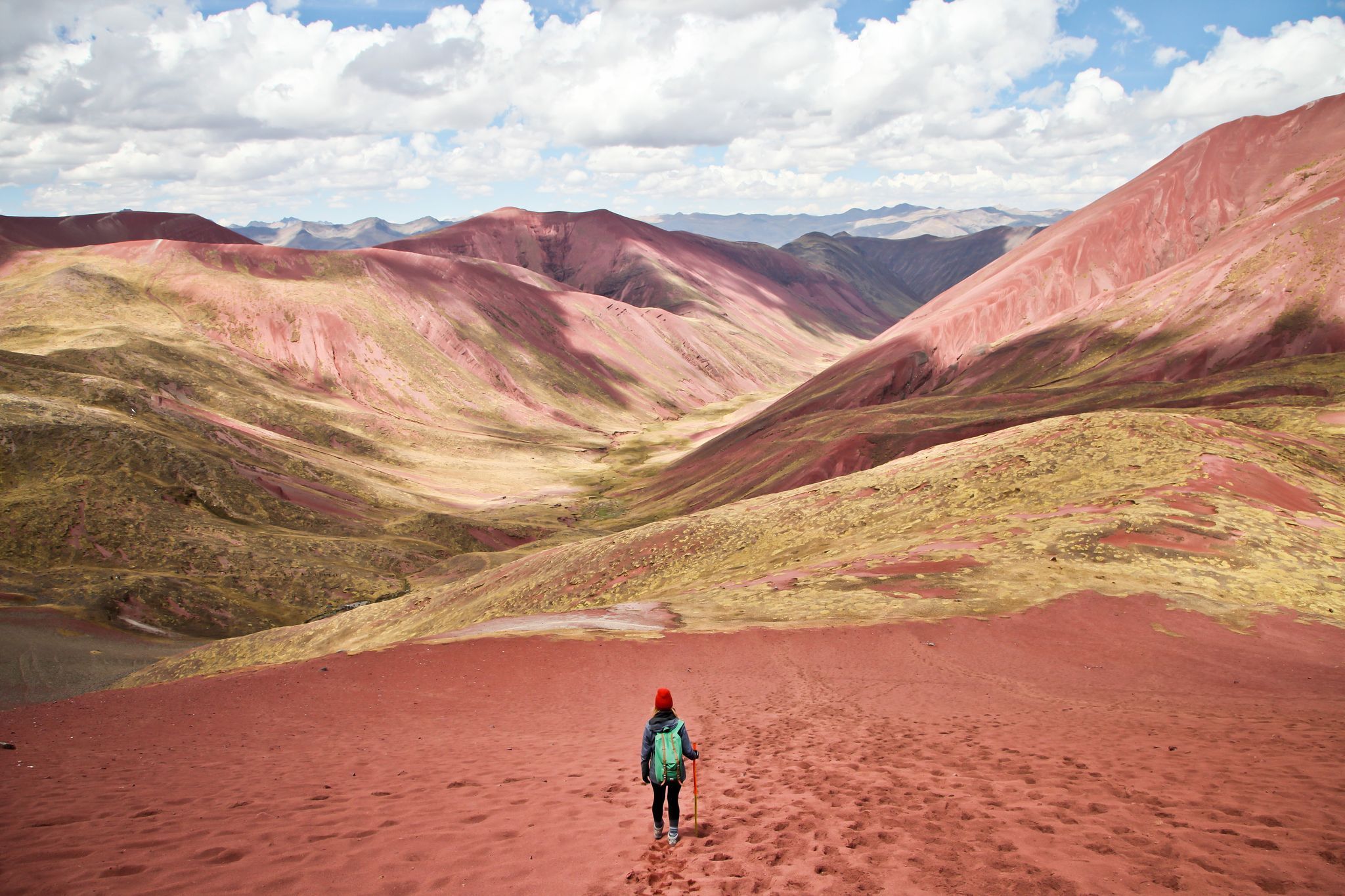 Eine Touristin steht in der Red Valley in Peru