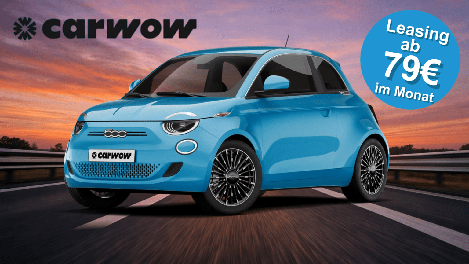 Ein blauer Fiat 500 vor einer Autobahnstraße abgebildet.