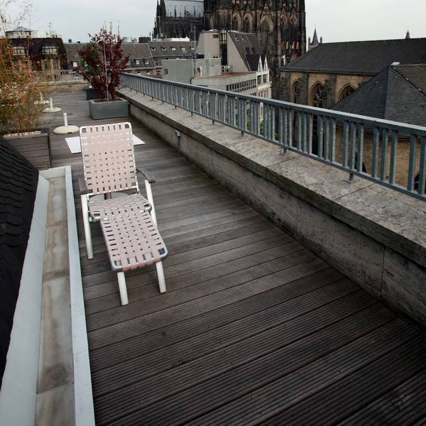 Bildnummer: 52549549 Datum: 20.05.2008 Copyright: imago/bonn-sequenz
Liegestuhl auf einer Dachterrasse in der Nähe des Doms in Köln, Gebäude, außen, Außenansicht , Landschaft; 2008, Köln, Deutschland, Dach, Stuhl, Kölner Dom, Kirchen; , hoch, Kbdig, Totale, Wohngebäude, , , Nordrhein Westfalen, Europa
Bildnummer 52549549 Date 20 05 2008 Copyright Imago Bonn Sequence Deck chair on a Roof terrace in the Vicinity the Cathedral in Cologne Building exterior exterior view Landscape 2008 Cologne Germany Roof Chair Cologne Dom Churches vertical Kbdig long shot Residential building North Rhine Westphalia Europe
