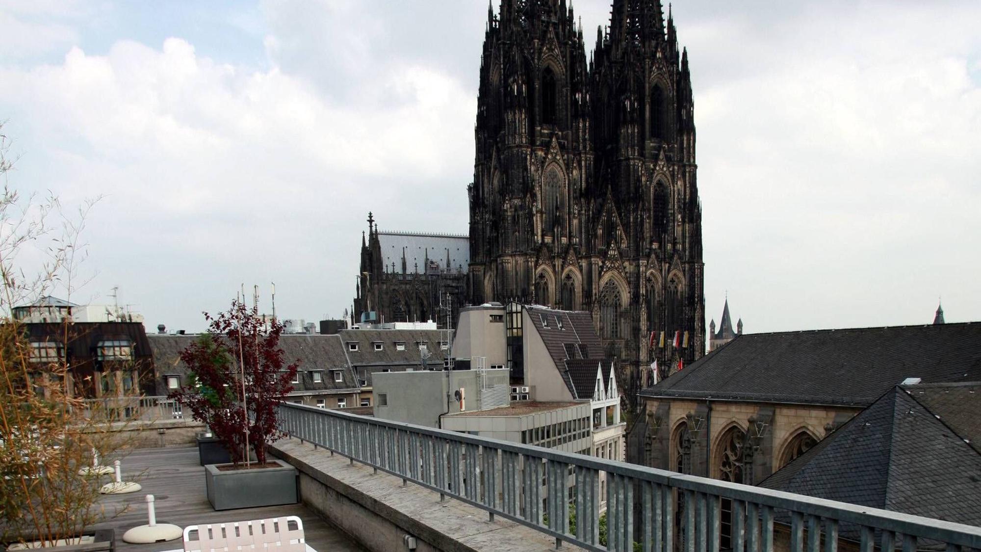Bildnummer: 52549549 Datum: 20.05.2008 Copyright: imago/bonn-sequenz
Liegestuhl auf einer Dachterrasse in der Nähe des Doms in Köln, Gebäude, außen, Außenansicht , Landschaft; 2008, Köln, Deutschland, Dach, Stuhl, Kölner Dom, Kirchen; , hoch, Kbdig, Totale, Wohngebäude, , , Nordrhein Westfalen, Europa
Bildnummer 52549549 Date 20 05 2008 Copyright Imago Bonn Sequence Deck chair on a Roof terrace in the Vicinity the Cathedral in Cologne Building exterior exterior view Landscape 2008 Cologne Germany Roof Chair Cologne Dom Churches vertical Kbdig long shot Residential building North Rhine Westphalia Europe