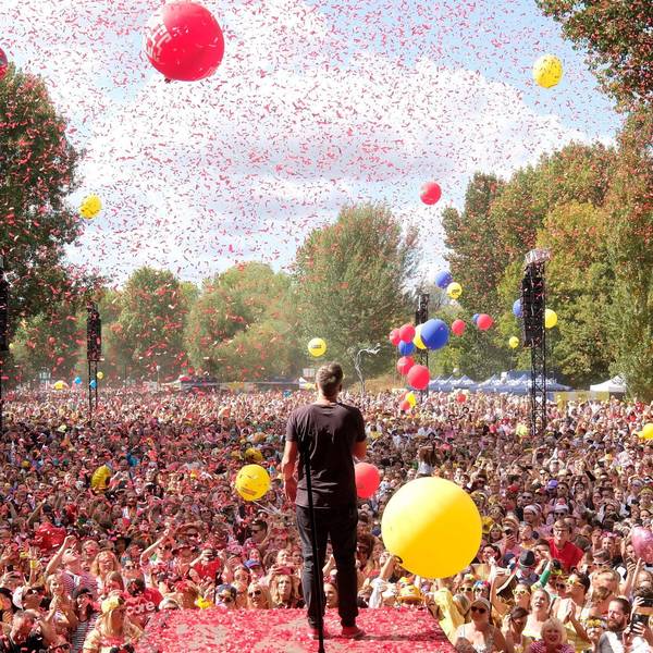 Bei Jeck im Sunnesching im Rheinpark steht Kasalla-Sänger Bastian auf der Bühne und guckt aufs Publikum.
