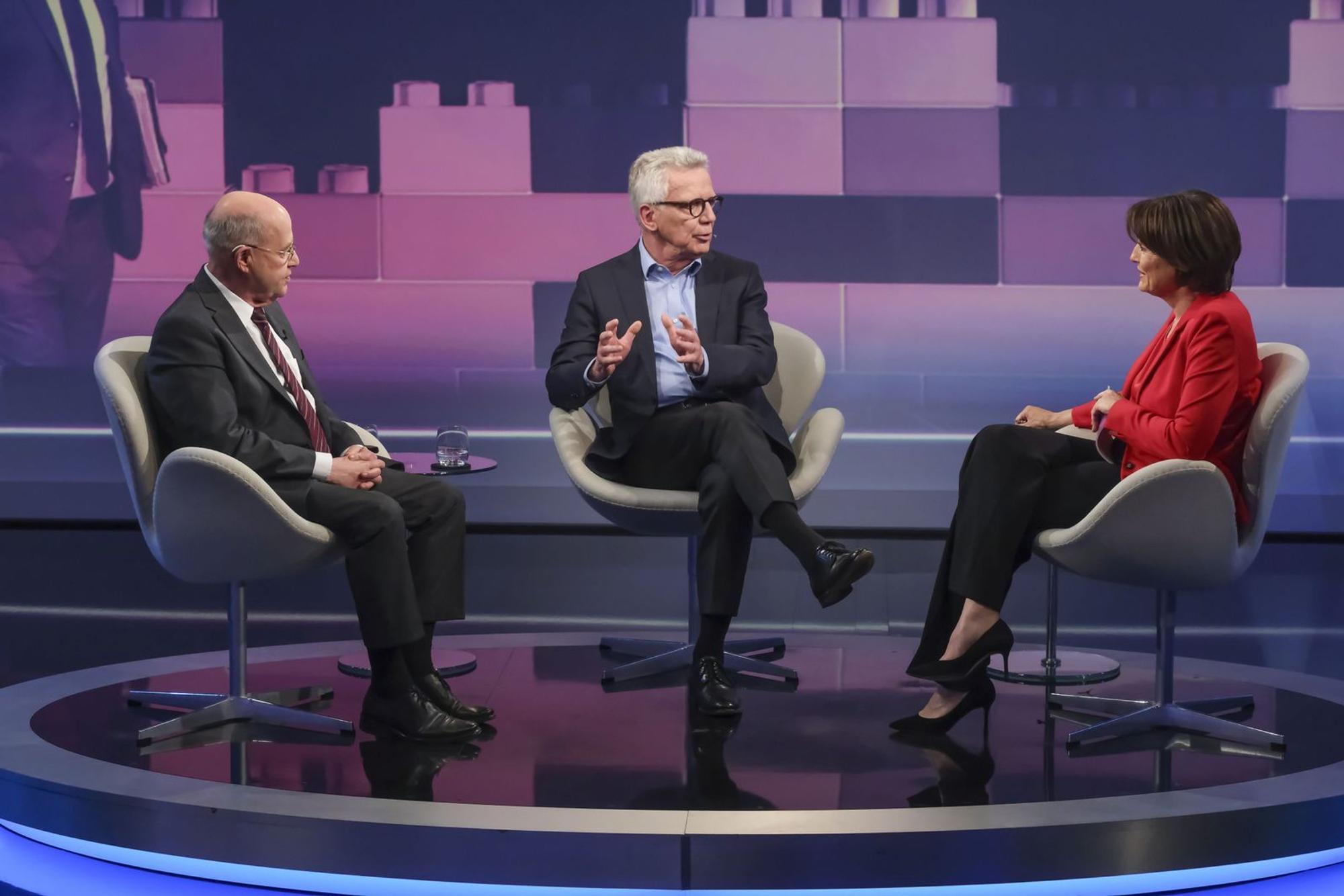 Gregor Gysi (links) und Thomas de Maizière sprachen bei Sandra Maischberger über die Krise der Bundesregierung. (Bild: WDR / Oliver Ziebe)