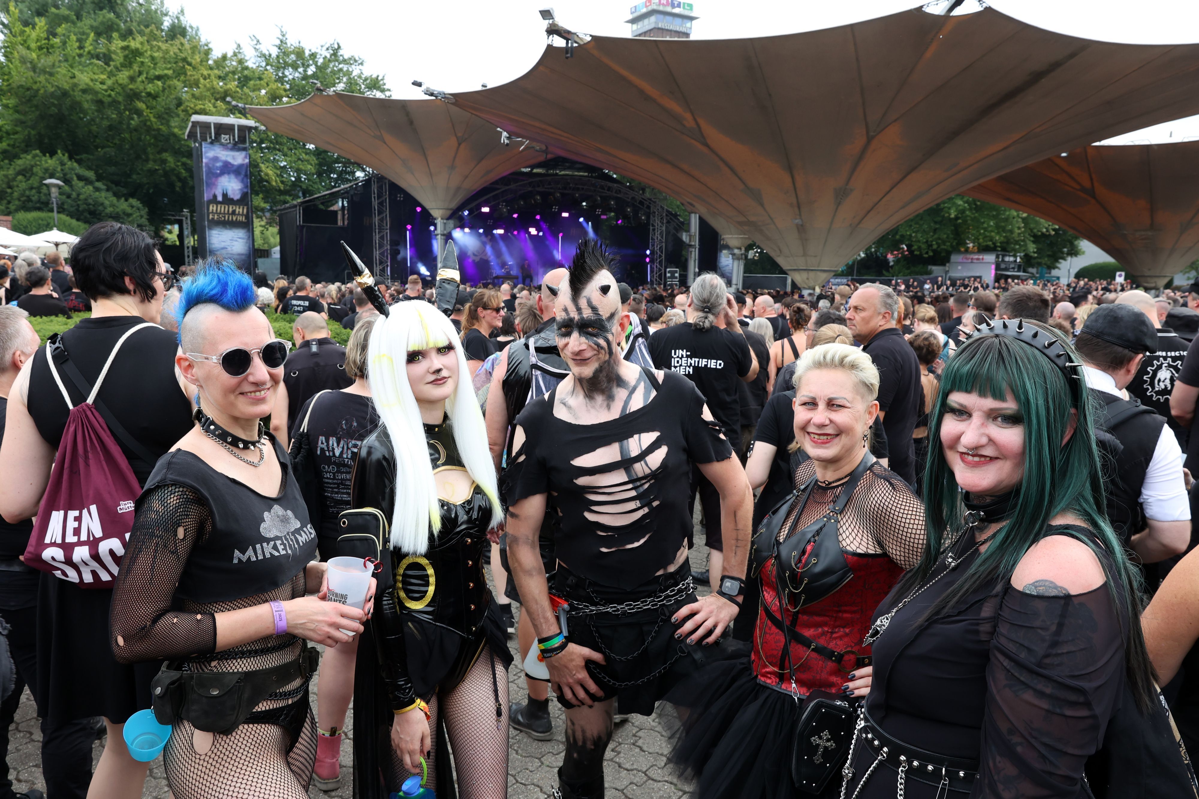 Besuchende beim Amphi-Festival im Tanzbrunnen.