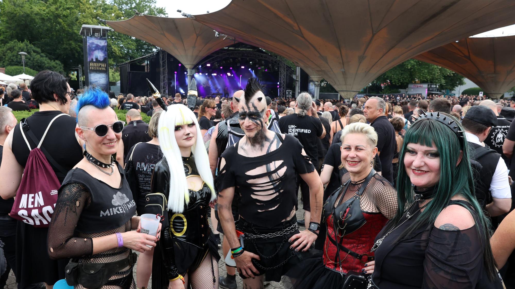 Besuchende beim Amphi-Festival im Tanzbrunnen.