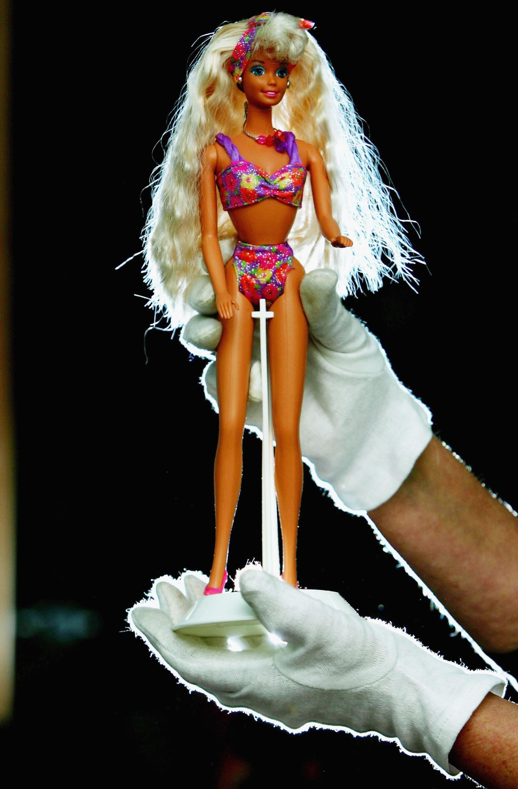 Der schmale lange Hals, die dürren langen Beine, die generell superschlanke Figur: Barbies Körpermaße werden immer wieder kontrovers diskutiert (und oft kritisiert). (Bild: Getty Images/Ian Waldie)