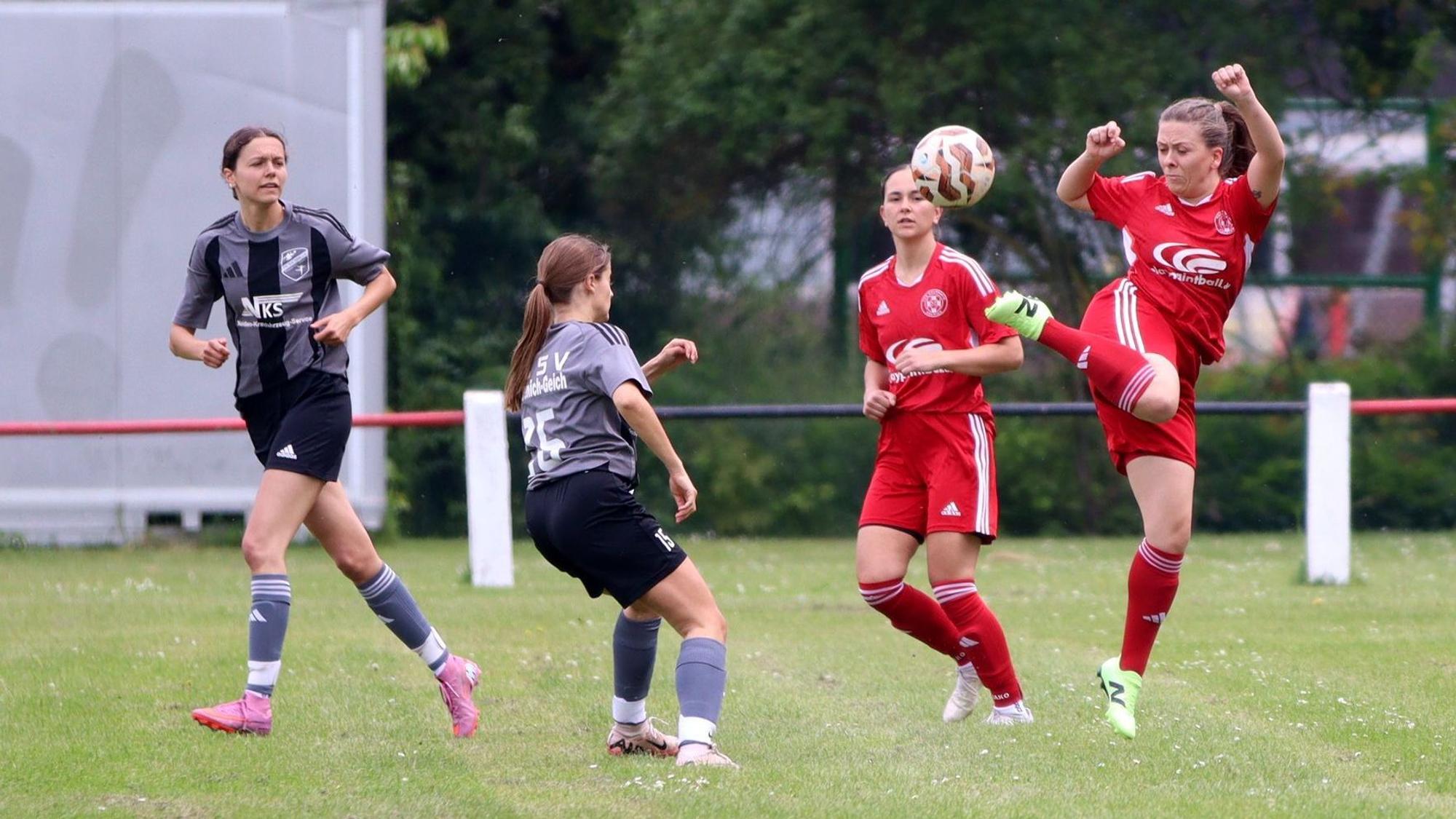 Saskia Reder nimmt einen Ball artistisch an.
