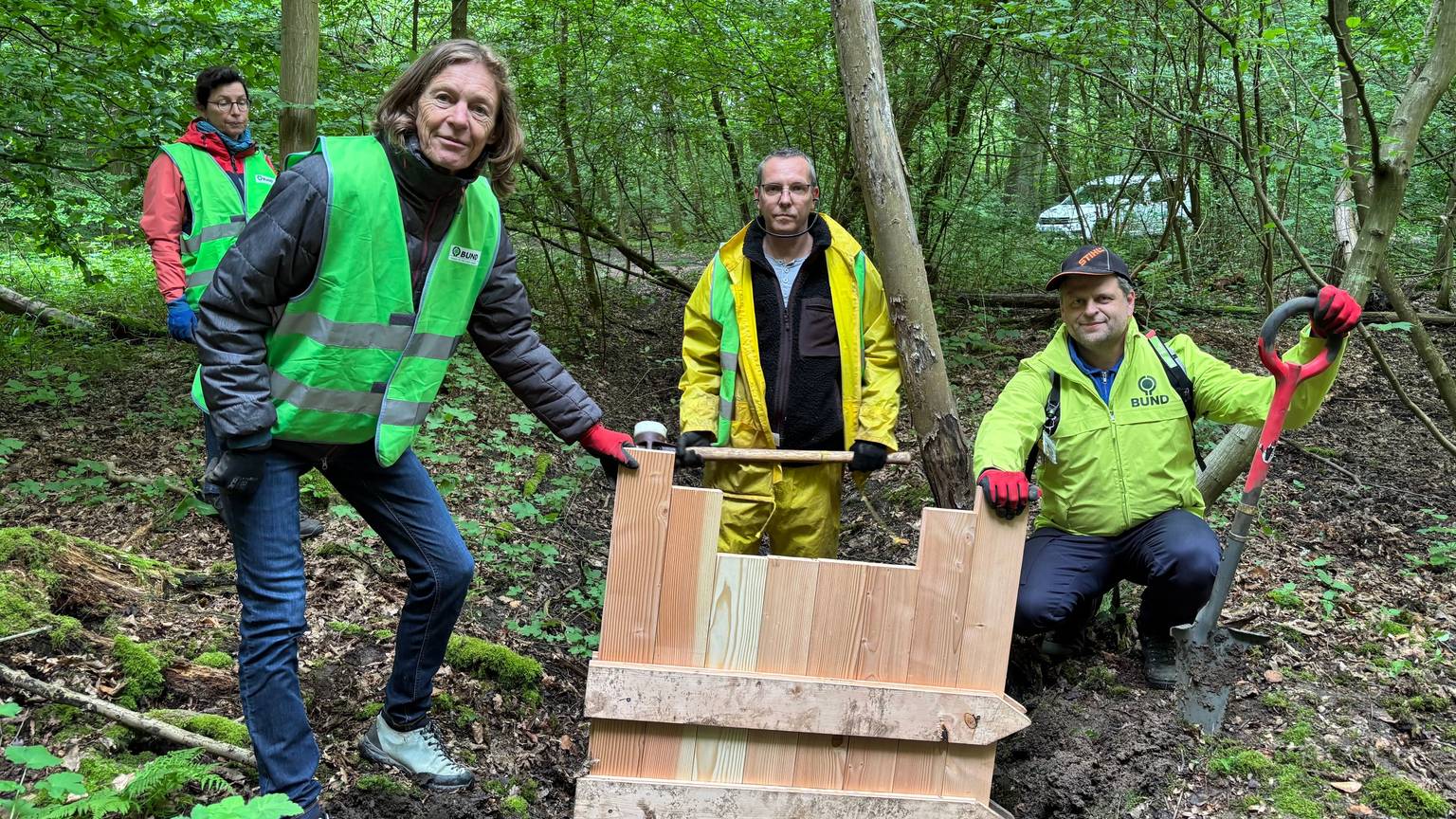 Der BUND renaturiert Moore. Dr. Maritn Grund (2.v.r.) koordiniert das Projekt. Hier wird eine Spuntwand in einen Entwässerungsgraben eingelassen.