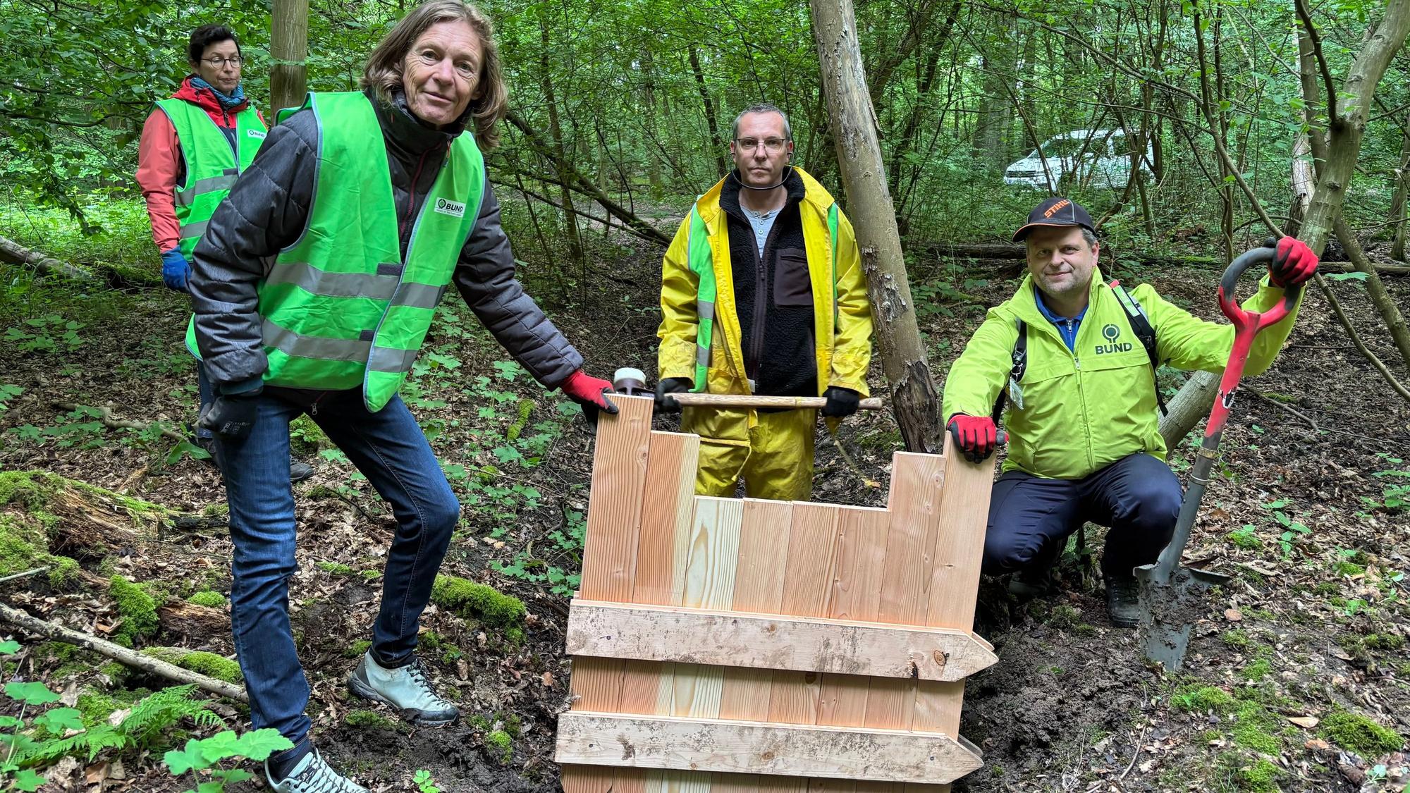 Der BUND renaturiert Moore. Dr. Maritn Grund (2.v.r.) koordiniert das Projekt. Hier wird eine Spuntwand in einen Entwässerungsgraben eingelassen.
