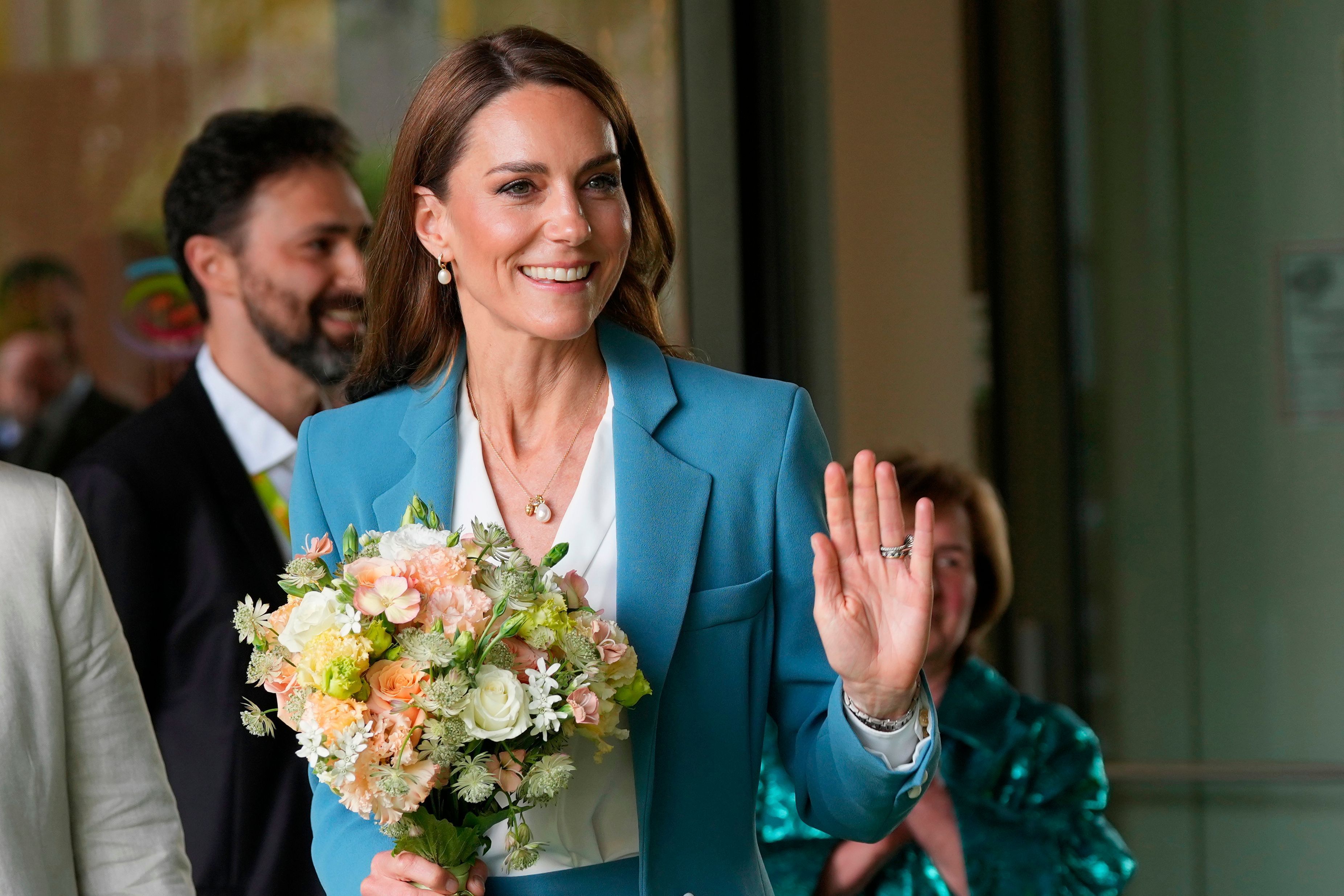 Prinzessin Kate winkt beim Verlassen des Loris Malaguzzi International Centre während ihres zweitägigen Besuchs.