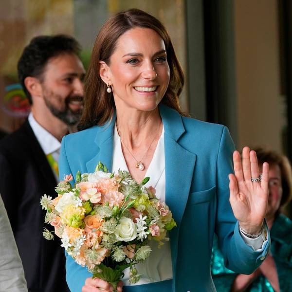 Prinzessin Kate winkt beim Verlassen des Loris Malaguzzi International Centre während ihres zweitägigen Besuchs.