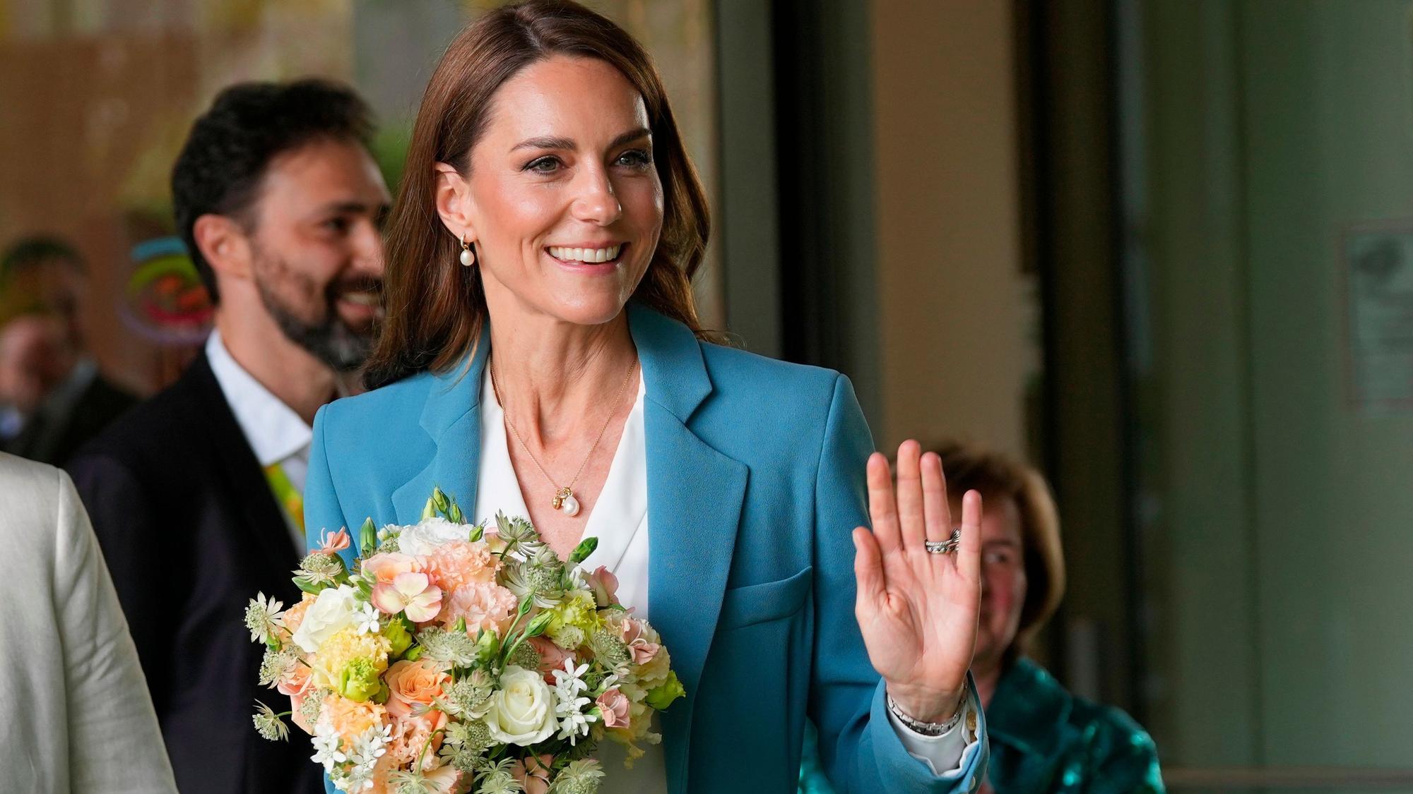 Prinzessin Kate winkt beim Verlassen des Loris Malaguzzi International Centre während ihres zweitägigen Besuchs.