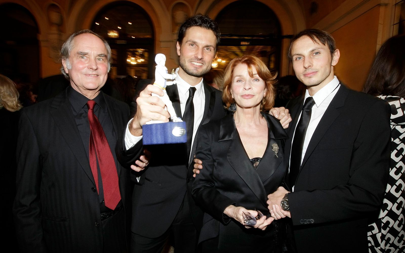 Familienfeier beim Bayerischen Filmpreis 2010: (von links): Michael Verhoeven, Simon Verhoeven, Senta Berger und Luca Verhoeven. (Bild: Florian Seefried/Getty Images)