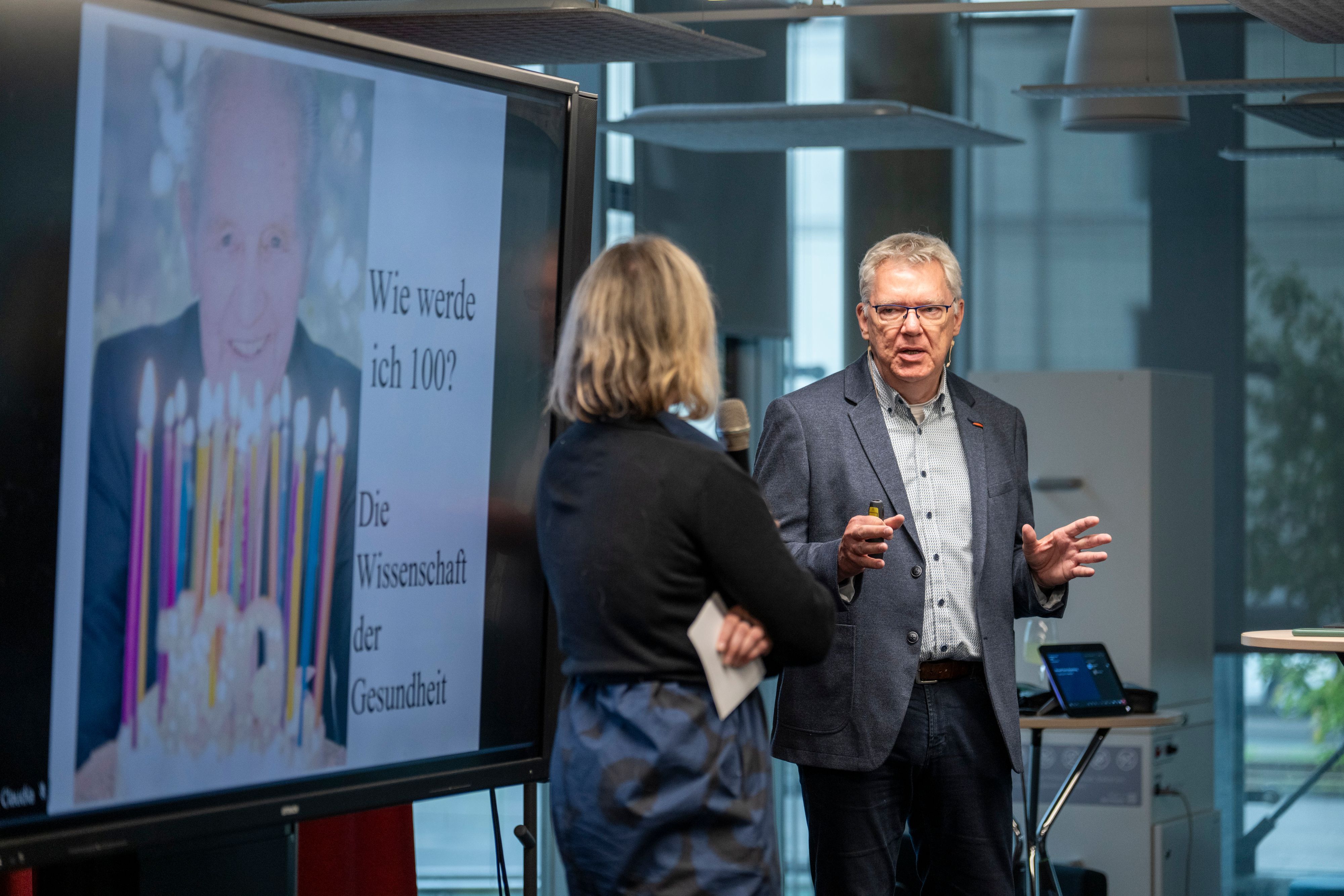 06.05.2026, Köln: Dr. Magnus Heier referiert zum Thema "Wie werde ich 100 - und bleibe dabei fit?". Veranstaltung des KStA im Neven DuMont Haus. Foto: Uwe Weiser