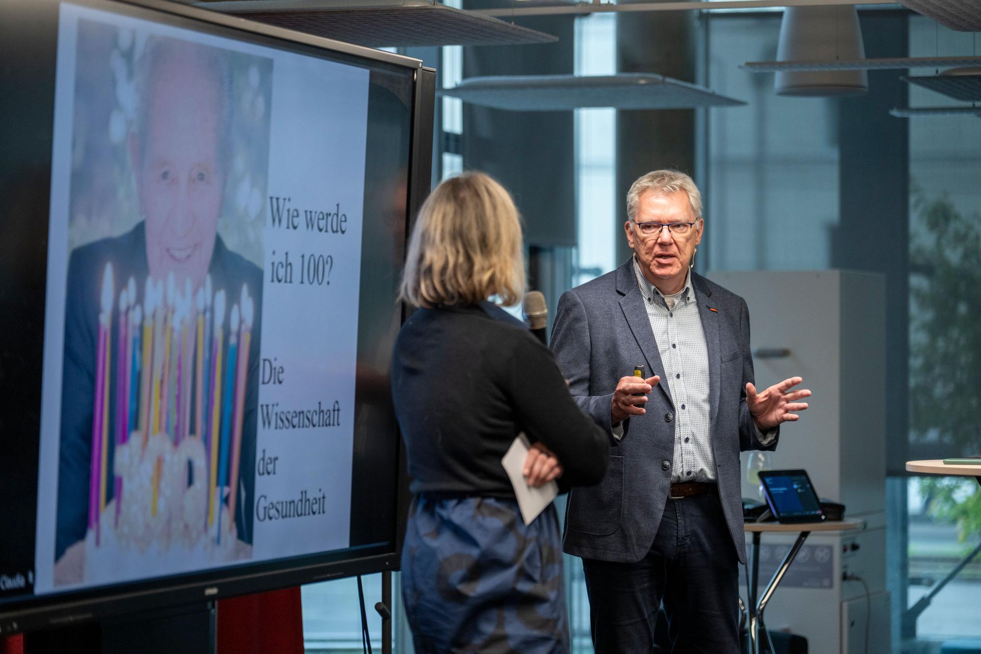 06.05.2026, Köln: Dr. Magnus Heier referiert zum Thema "Wie werde ich 100 - und bleibe dabei fit?". Veranstaltung des KStA im Neven DuMont Haus. Foto: Uwe Weiser