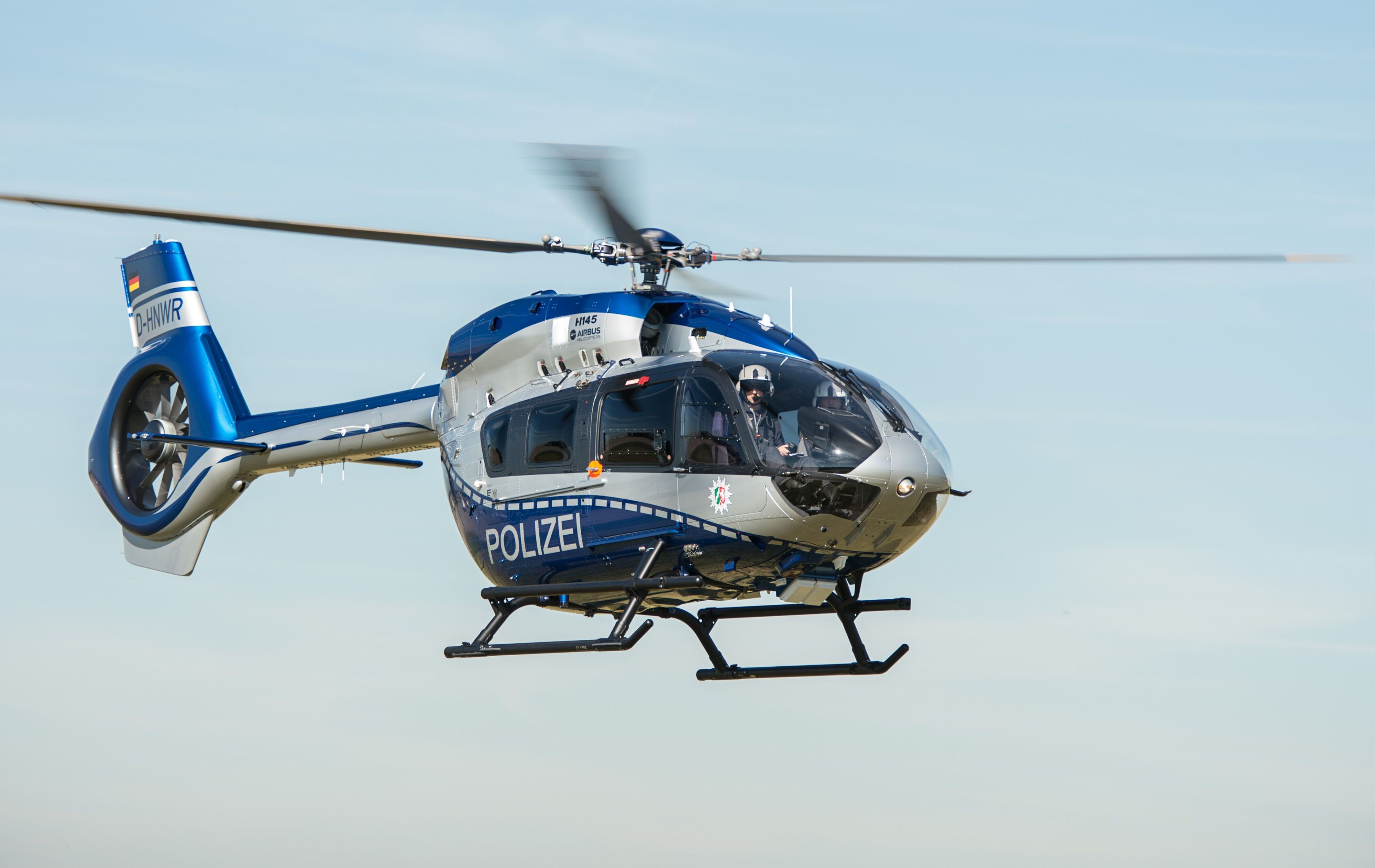 Der neue Airbus-Polizeihubschrauber des Typs H 145 fliegt am 07.09.2016 am Flughafen in Düsseldorf (Nordrhein-Westfalen).