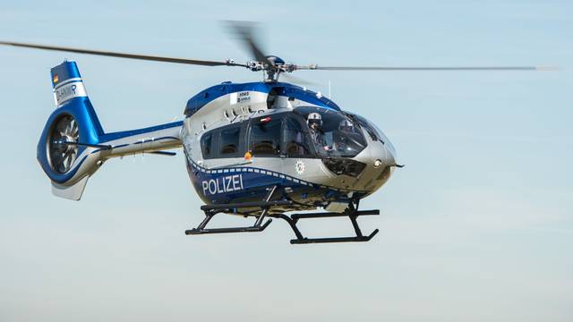 Der neue Airbus-Polizeihubschrauber des Typs H 145 fliegt am 07.09.2016 am Flughafen in Düsseldorf (Nordrhein-Westfalen).