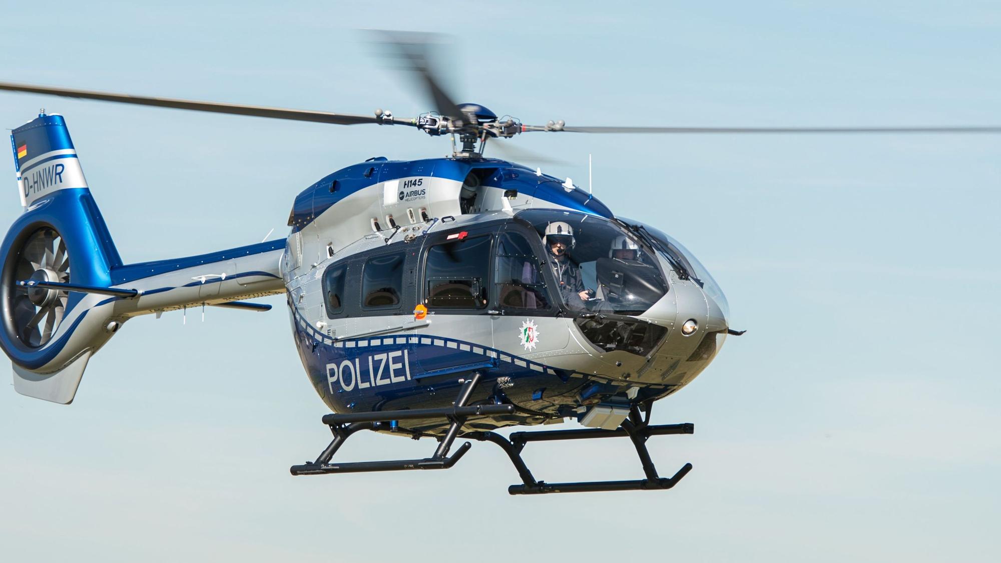 Der neue Airbus-Polizeihubschrauber des Typs H 145 fliegt am 07.09.2016 am Flughafen in Düsseldorf (Nordrhein-Westfalen).