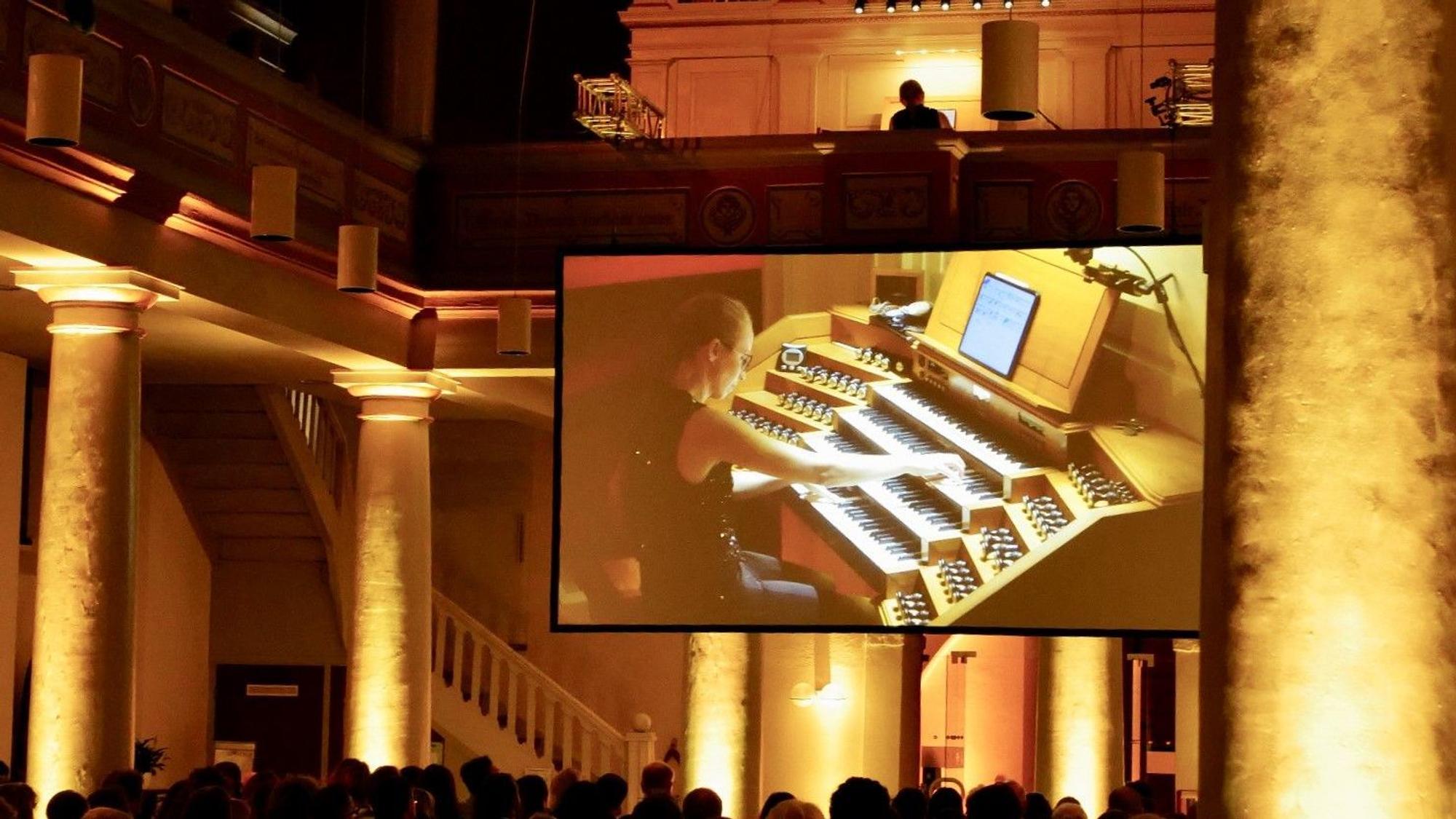 Volles Haus in der St. Johannes Kirche in Sieglar: Beim Konzert des Orgelstars Anna Lapwood blieb kein Platz leer. Sie sprach immer wieder von der Orgelempore aus zum Publikum.