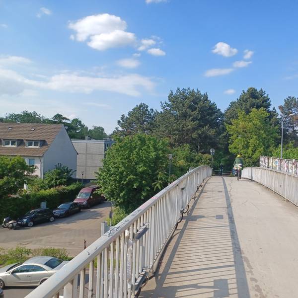 Die Seitengeländer der Brücke über die Innere Kanalstraße sind mit rund einem Meter Höhe zu niedrig, um die Verbindung für den Radverkehr freizugeben.