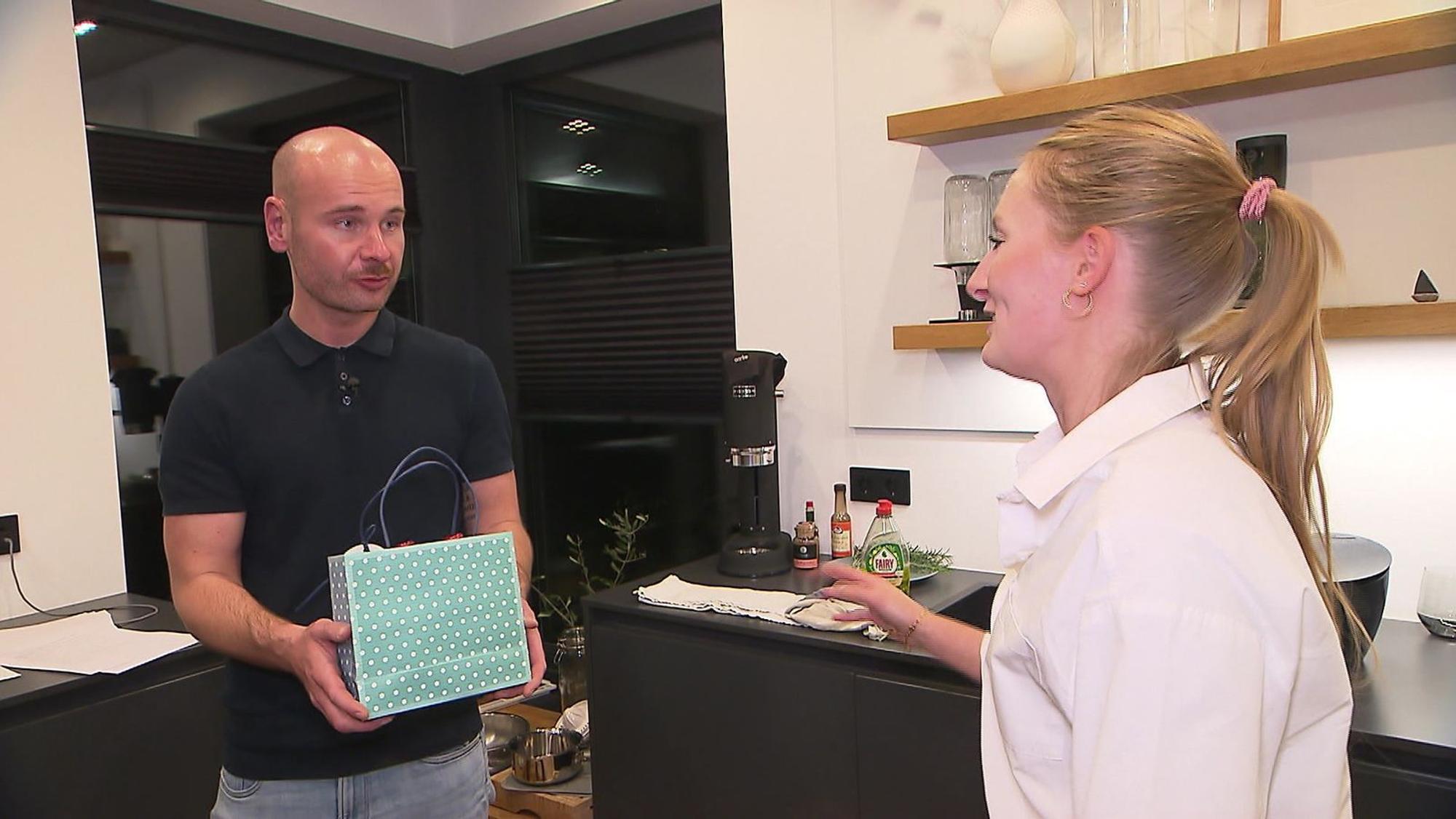 Moritz' Kollegin Laura hilft ihm als Schnippelhilfe - und hat sogar ein Geschenk dabei. (Bild: RTL)