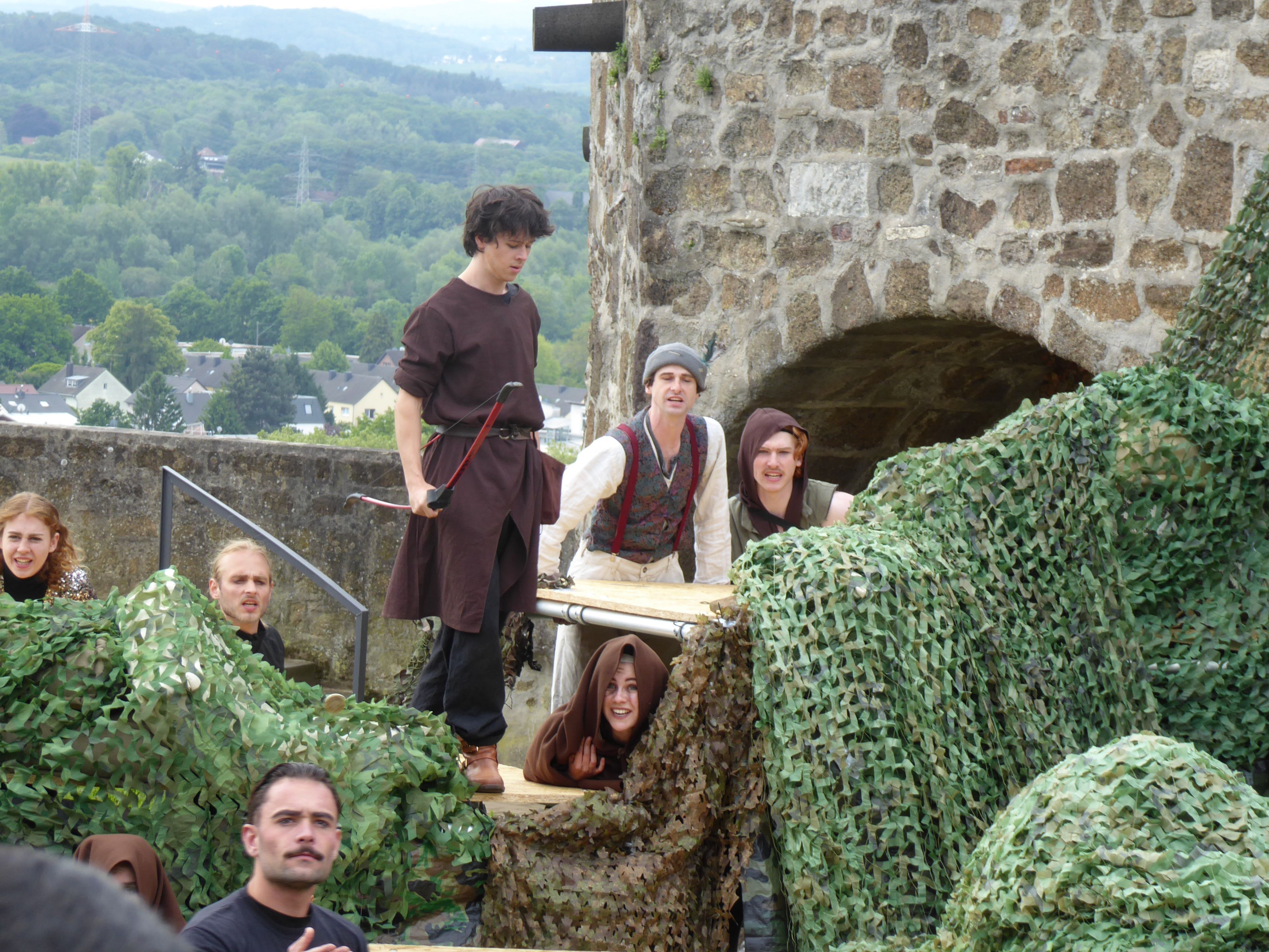 Robin Hood wandert durch den Sherwood, der vor den Augen der Zuschauer auf dem Michaelsberg entsteht.