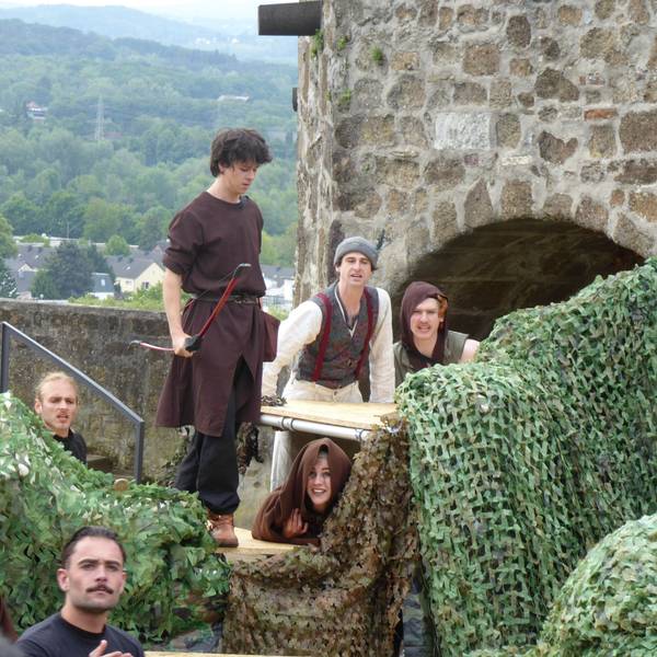 Robin Hood wandert durch den Sherwood, der vor den Augen der Zuschauer auf dem Michaelsberg entsteht.