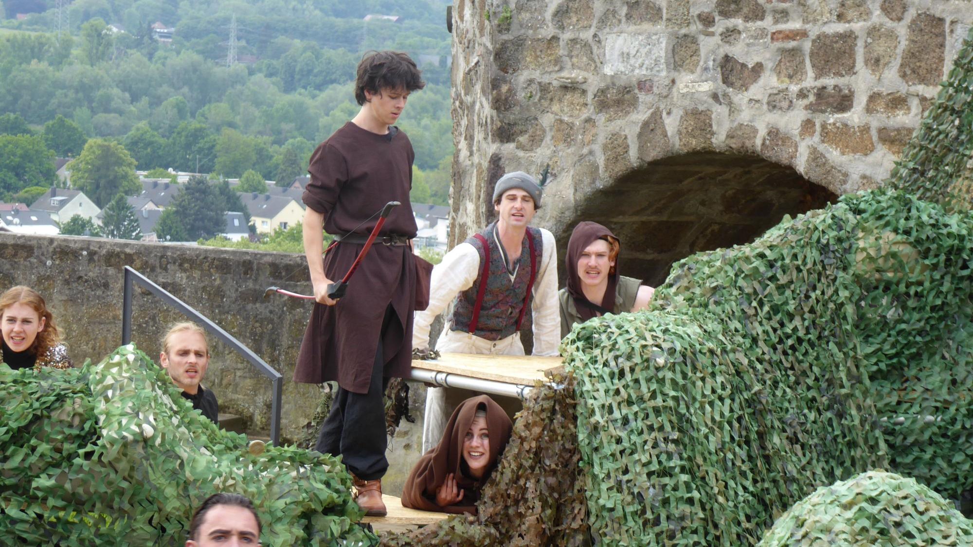 Robin Hood wandert durch den Sherwood, der vor den Augen der Zuschauer auf dem Michaelsberg entsteht.