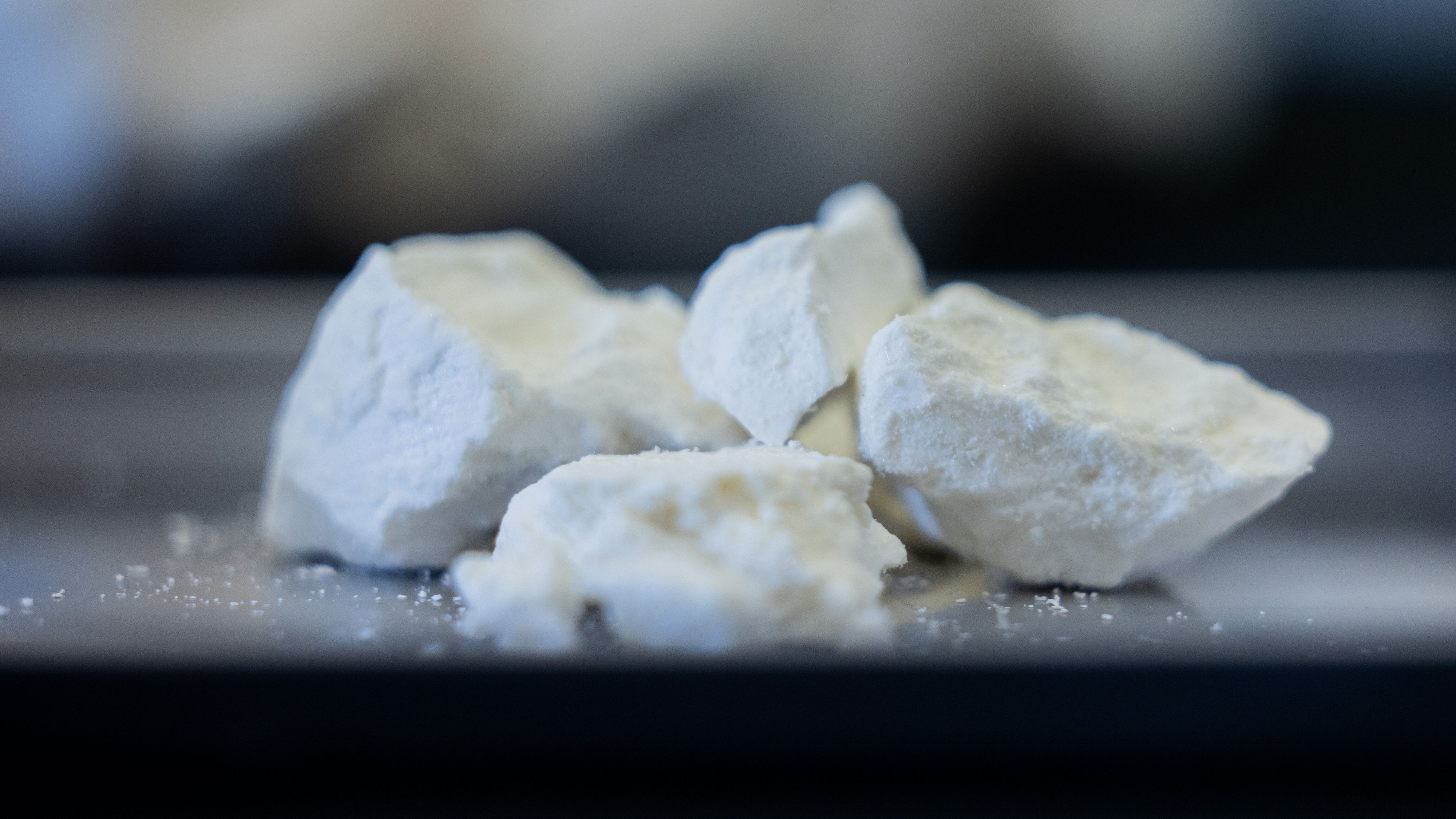 Der Angeklagte nimmt seit seinem achten Lebensjahr Amphetamine.

Amphetamin liegt bei einer Pressekonferenz der Generalzolldirektion im Zollkriminalamt zu einem Schlag gegen Organisierte Kriminalität auf einem Tisch