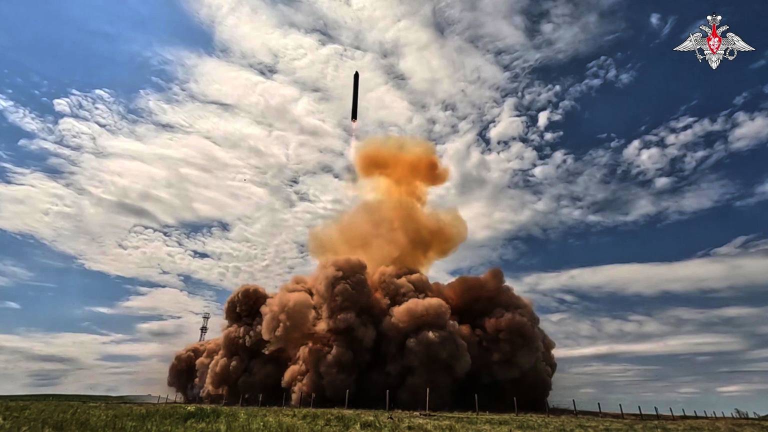 Dieses Bild, das aus einem vom Pressedienst des russischen Verteidigungsministeriums zur Verfügung gestellten Video stammt, zeigt den Test einer neuen russischen Interkontinentalrakete. Unabhängig von der Rakete: Putin's Rüstungsindustrie arbeitet auch mit Schmuggelware aus NRW.