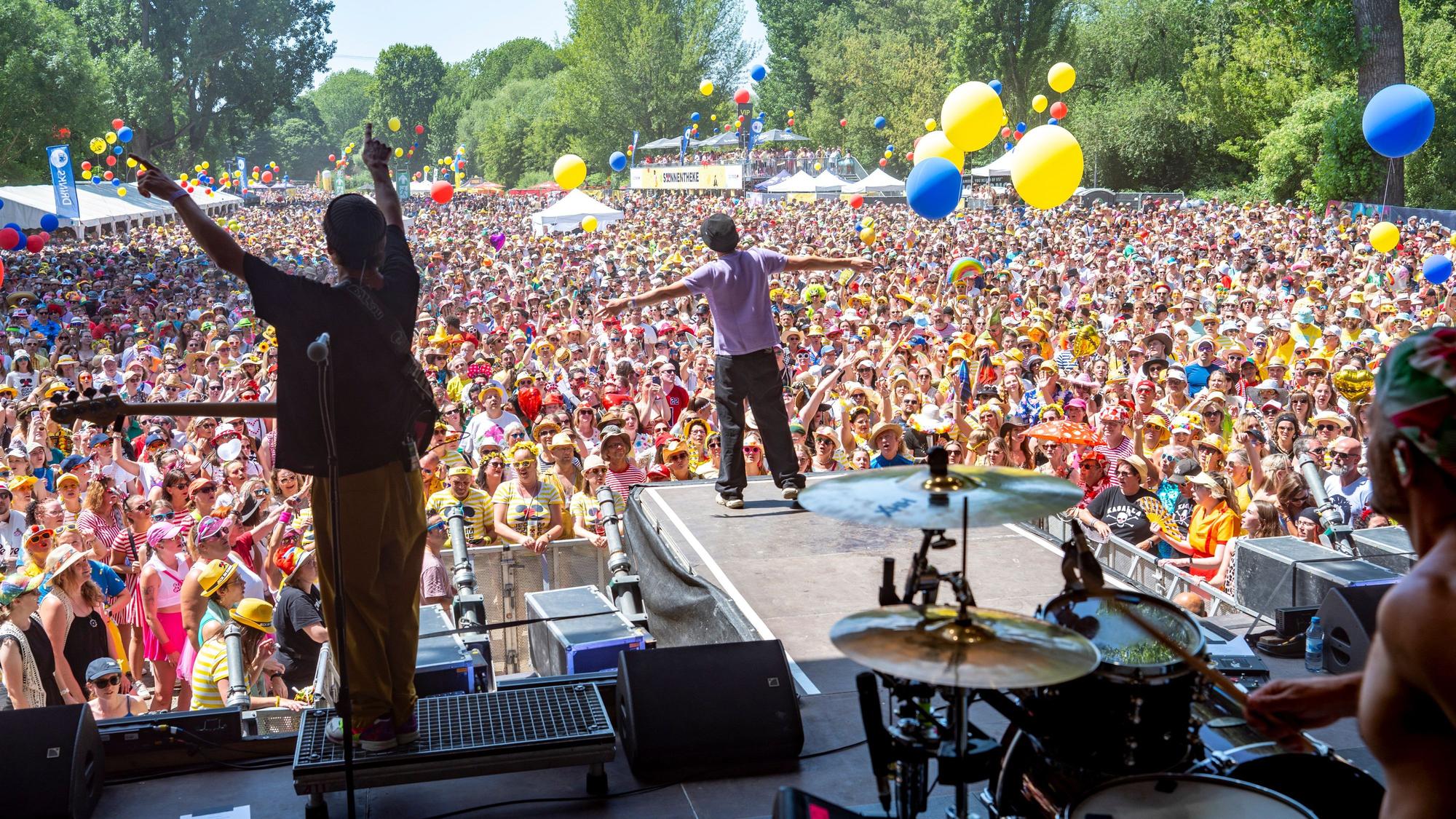 Cat Ballou rocken die Bühne beim Sommerfestival "Jeck im Sunnesching".