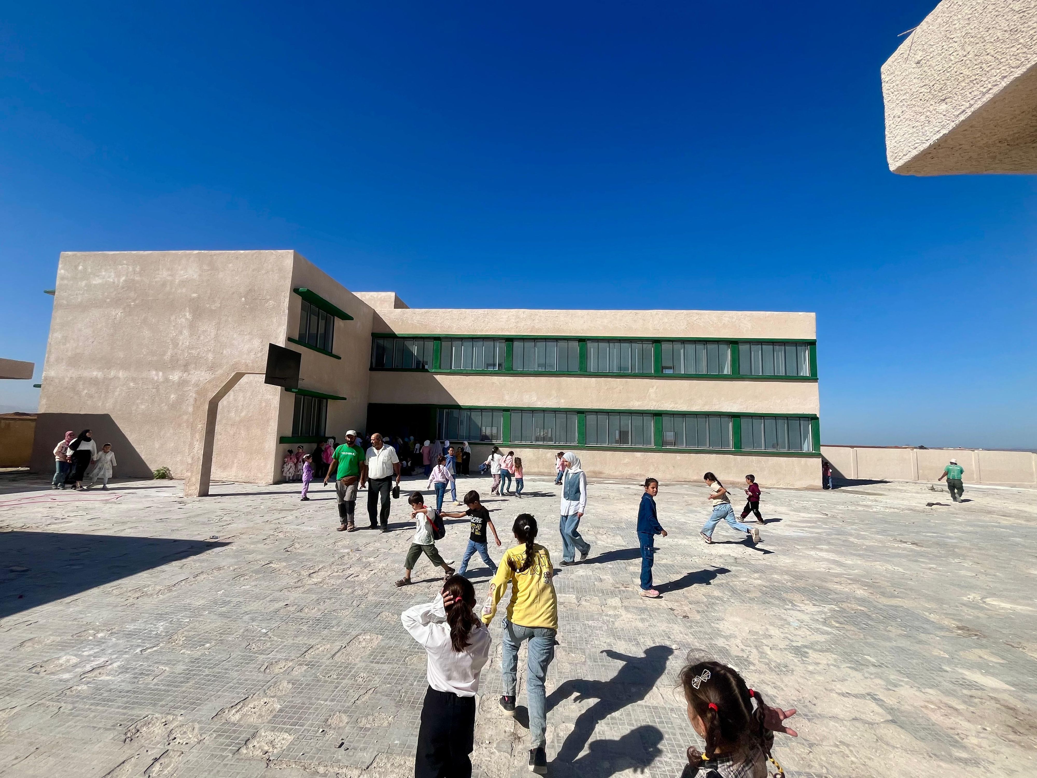 Projekte der Grünhelme: Mobile Zahnkliniken in Syrien, Bau von Schulen in Sierra Leone und Syrien

hier:die Abd al-Kader Bakkar-Schule im syrischen Sallumiya