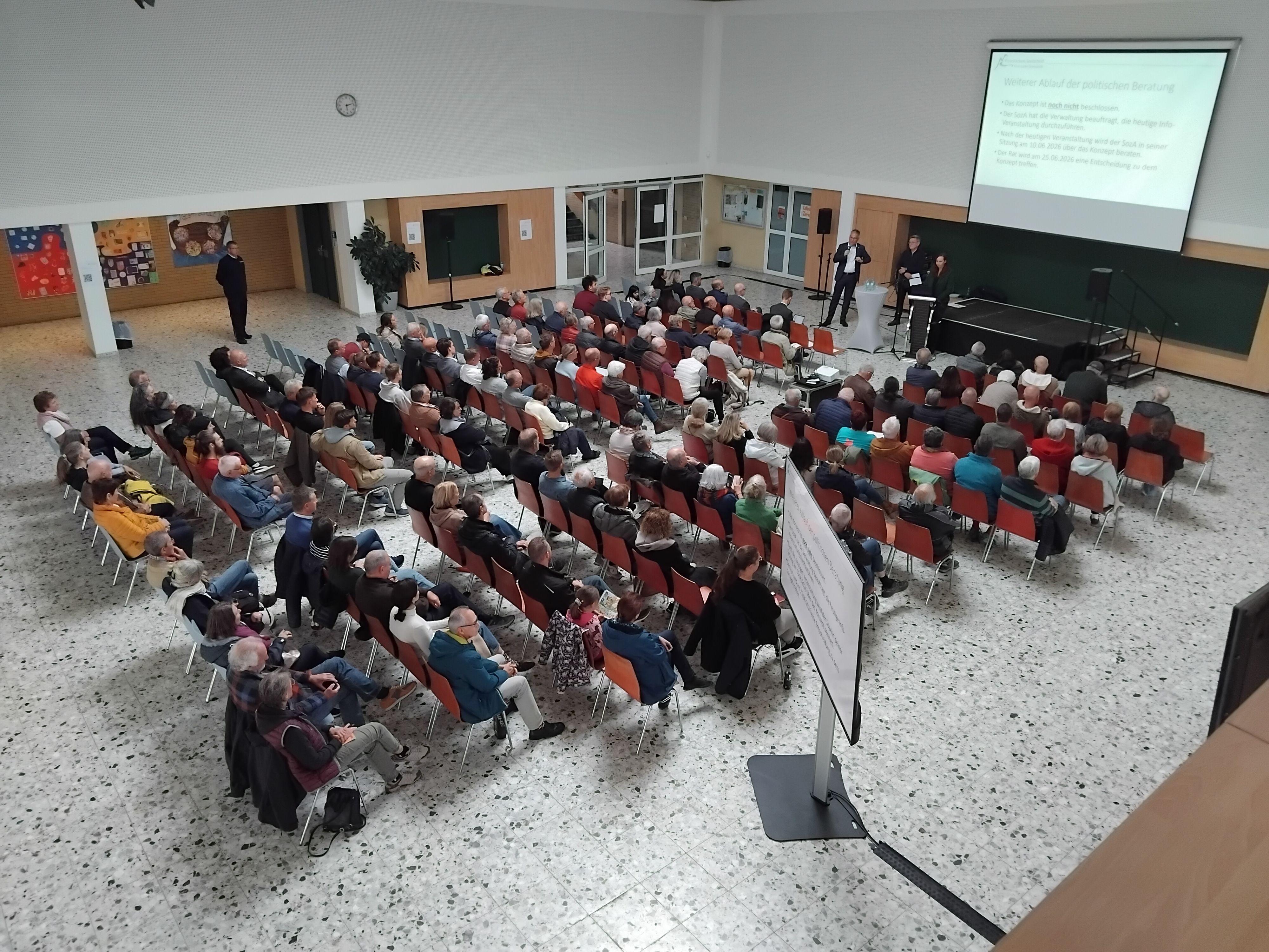 Etwa 150 Bürger folgten der Einladung der Verwaltung, die ihr Konzept zur Unterbringung von Geflüchteten vorstellte.
