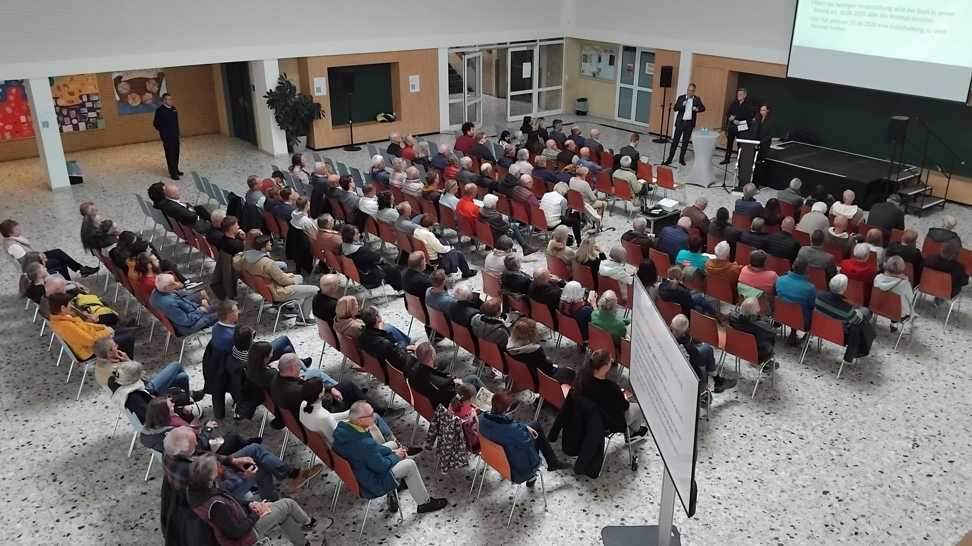 Etwa 150 Bürger folgten der Einladung der Verwaltung, die ihr Konzept zur Unterbringung von Geflüchteten vorstellte.