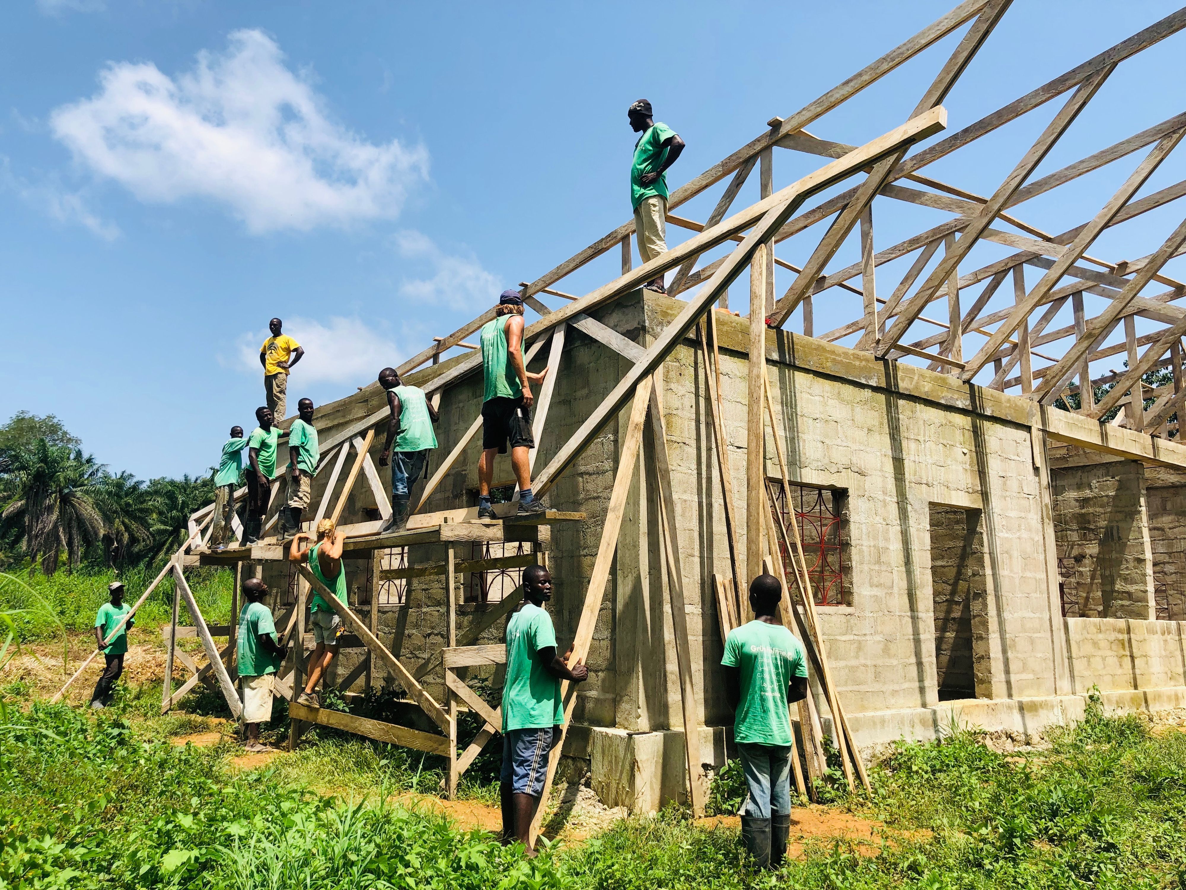 Projekte der Grünhelme: Mobile Zahnkliniken in Syrien, Bau von Schulen in Sierra Leone und Syrien