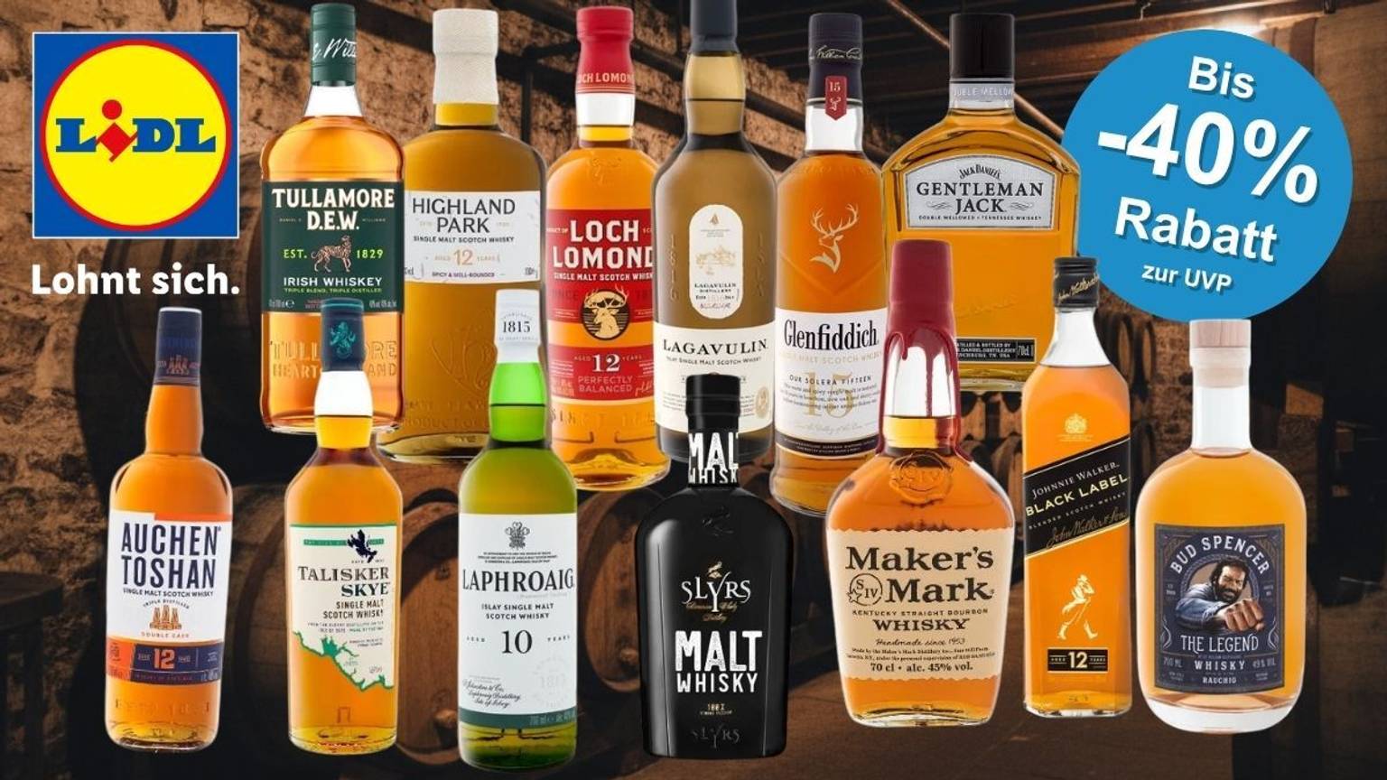 Mehrere Whisky-Flaschen verschiedener Marken vor einem dunklen Fasslager-Hintergrund. Zu sehen sind von links nach rechts: Auchentoshan Double Cask 12 Jahre, Talisker Skye Single Malt, Tullamore D.E.W. Irish Whiskey, Highland Park 12 Jahre, Laphroaig 10 Jahre Islay Single Malt, Loch Lomond 12 Jahre, Lagavulin Islay Single Malt, Glenfiddich Our Solera Fifteen, Slyrs Malt Whisky, Maker's Mark Kentucky Straight Bourbon, Gentleman Jack Tennessee Whiskey, Johnnie Walker Black Label 12 Jahre sowie Bud Spencer The Legend Whisky. Oben rechts ein blauer Button mit der Aufschrift „Bis -40 % Rabatt zur UVP", links das Lidl-Logo.