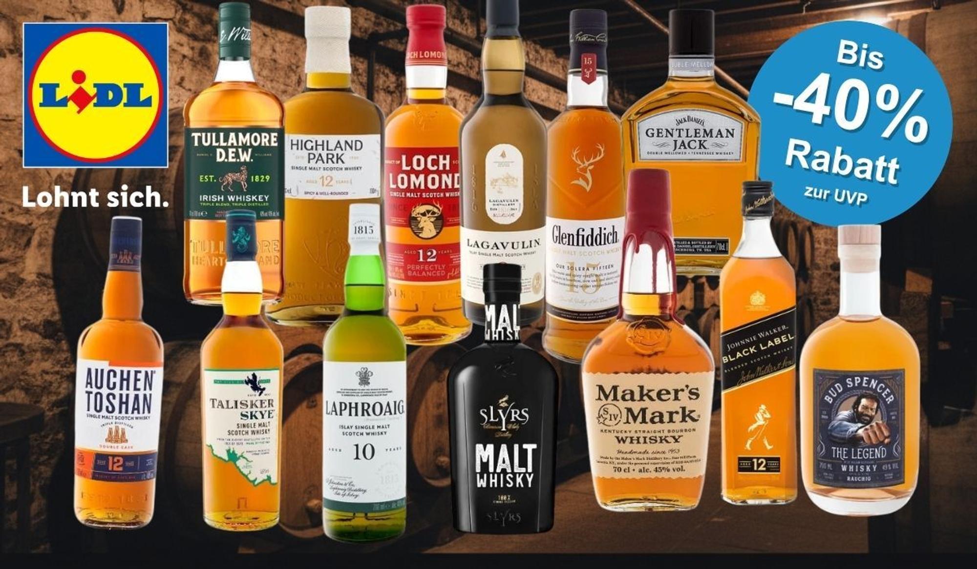 Mehrere Whisky-Flaschen verschiedener Marken vor einem dunklen Fasslager-Hintergrund. Zu sehen sind von links nach rechts: Auchentoshan Double Cask 12 Jahre, Talisker Skye Single Malt, Tullamore D.E.W. Irish Whiskey, Highland Park 12 Jahre, Laphroaig 10 Jahre Islay Single Malt, Loch Lomond 12 Jahre, Lagavulin Islay Single Malt, Glenfiddich Our Solera Fifteen, Slyrs Malt Whisky, Maker's Mark Kentucky Straight Bourbon, Gentleman Jack Tennessee Whiskey, Johnnie Walker Black Label 12 Jahre sowie Bud Spencer The Legend Whisky. Oben rechts ein blauer Button mit der Aufschrift „Bis -40 % Rabatt zur UVP", links das Lidl-Logo.