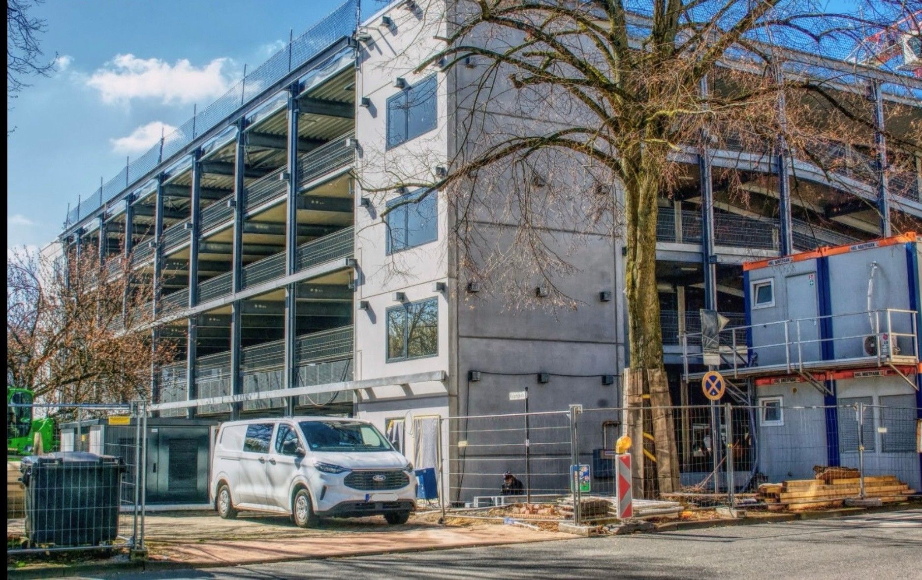 Auf dem Foto ist das fast fertige Gebäude des neuen Parkhauses zu sehen.
