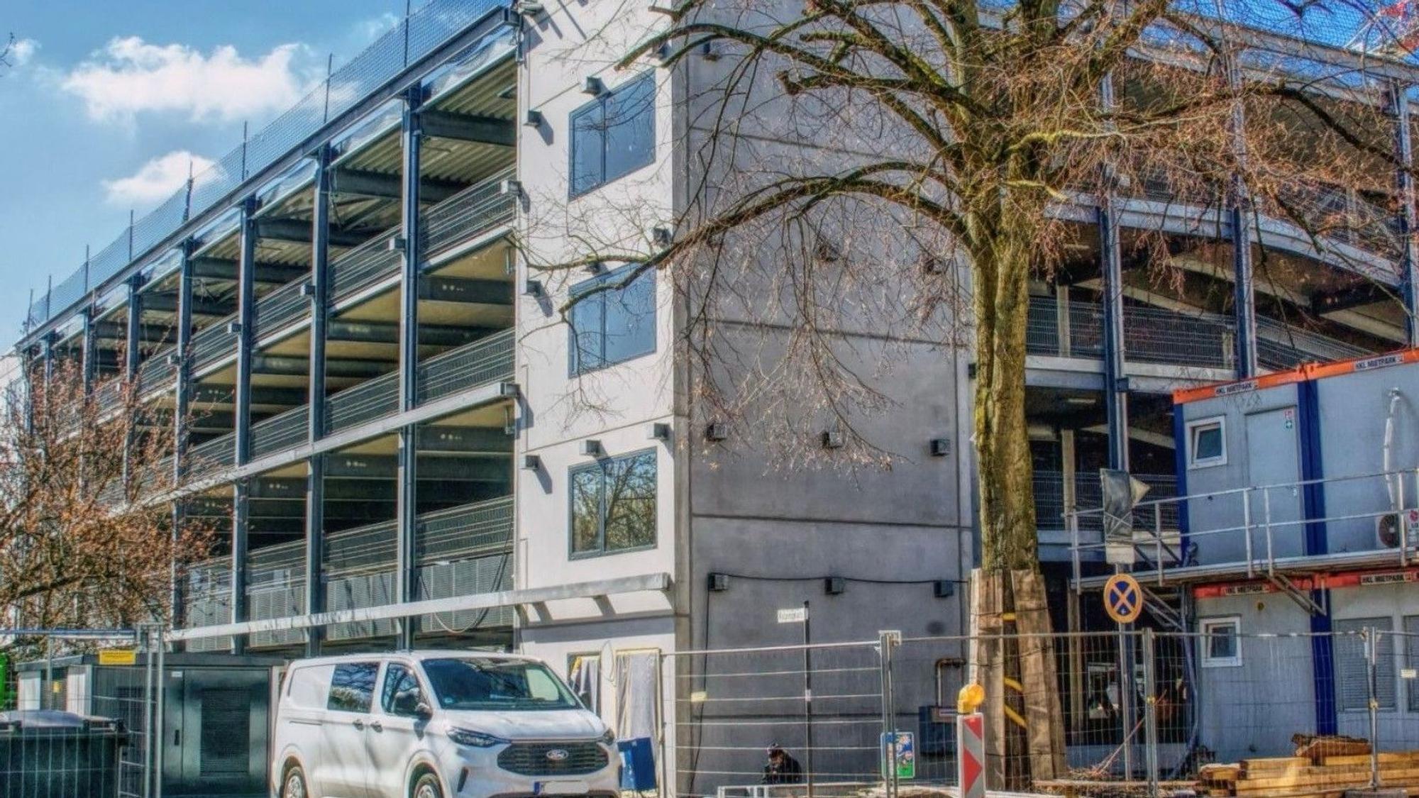 Auf dem Foto ist das fast fertige Gebäude des neuen Parkhauses zu sehen.