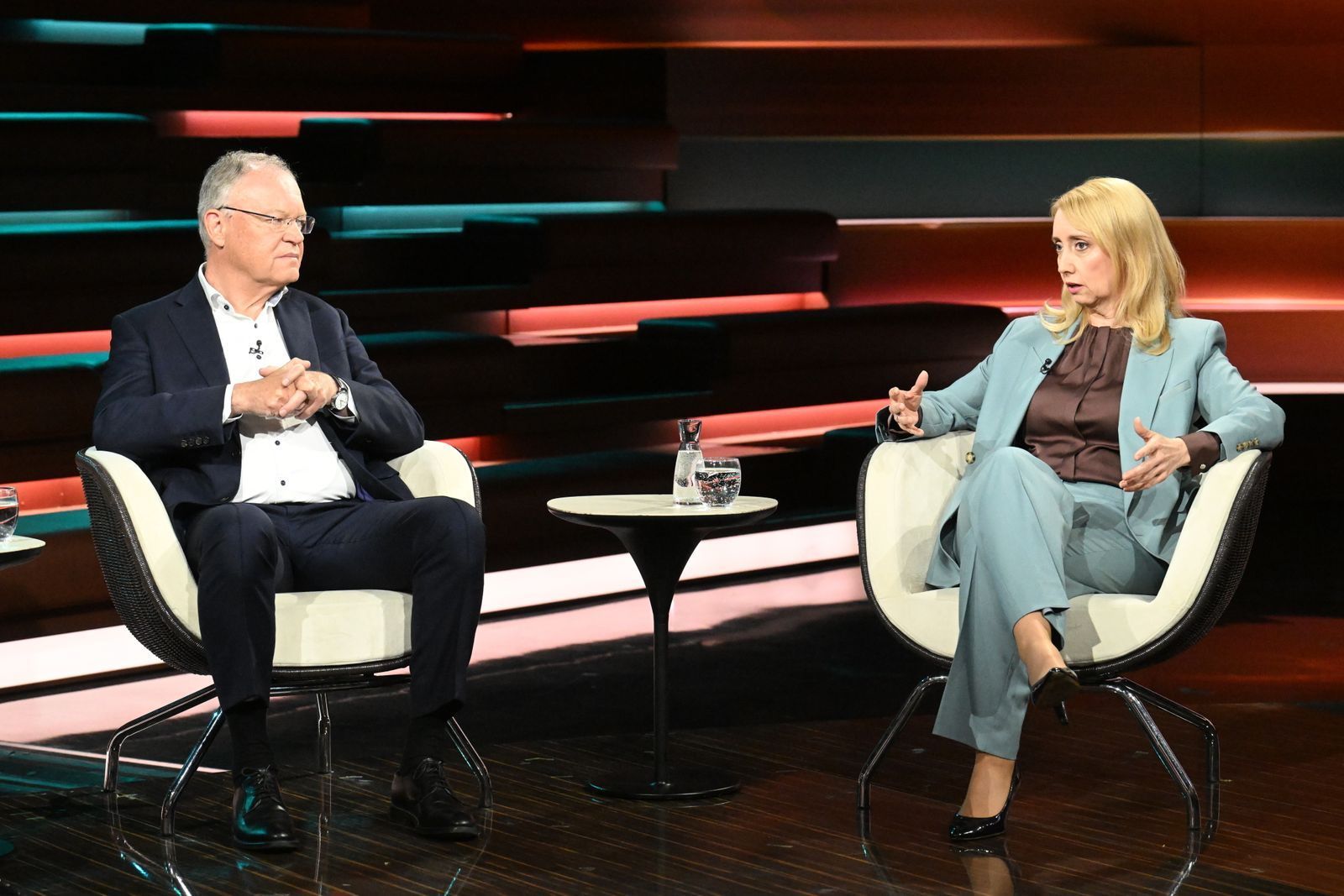 Die Politikexpertin Melanie Amann ordnet bei Lanz das politische Wirken Winfried Kretschmanns und Stephan Weils (l.) ein. (Bild:  ZDF/ Cornelia Lehmann )