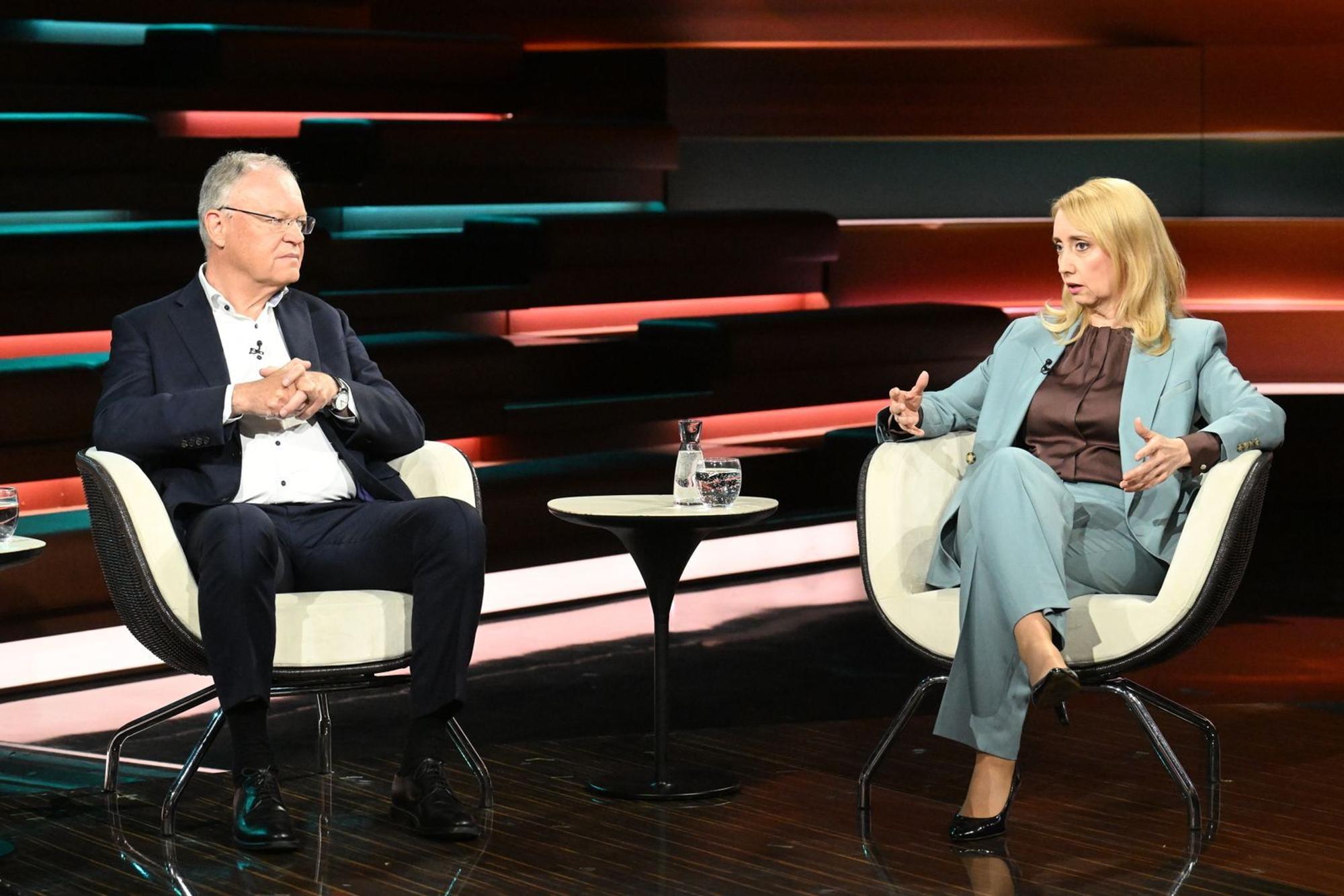 Die Politikexpertin Melanie Amann ordnet bei Lanz das politische Wirken Winfried Kretschmanns und Stephan Weils (l.) ein. (Bild: ZDF/ Cornelia Lehmann )