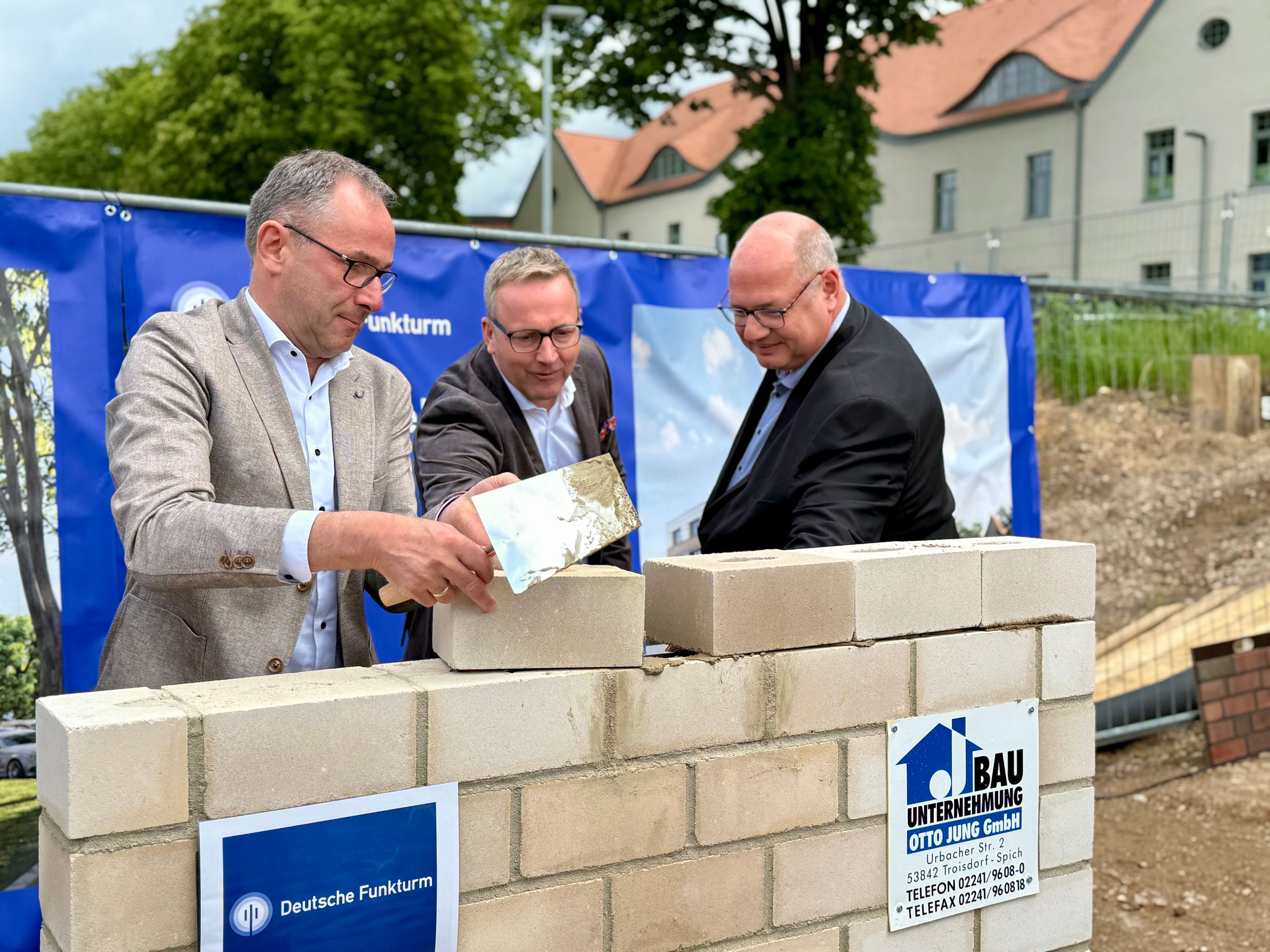 Bauherr Bruno Jacobfeuerborn, Projektentwickler Sven Heyden und Oberbürgermeister Stefan Hebbel legen den symbolischen Grundstein für die neue Zentrale der Deutschen Funkturm.