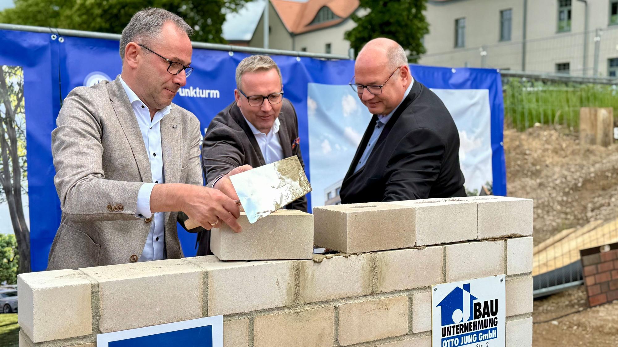 Bauherr Bruno Jacobfeuerborn, Projektentwickler Sven Heyden und Oberbürgermeister Stefan Hebbel legen den symbolischen Grundstein für die neue Zentrale der Deutschen Funkturm.